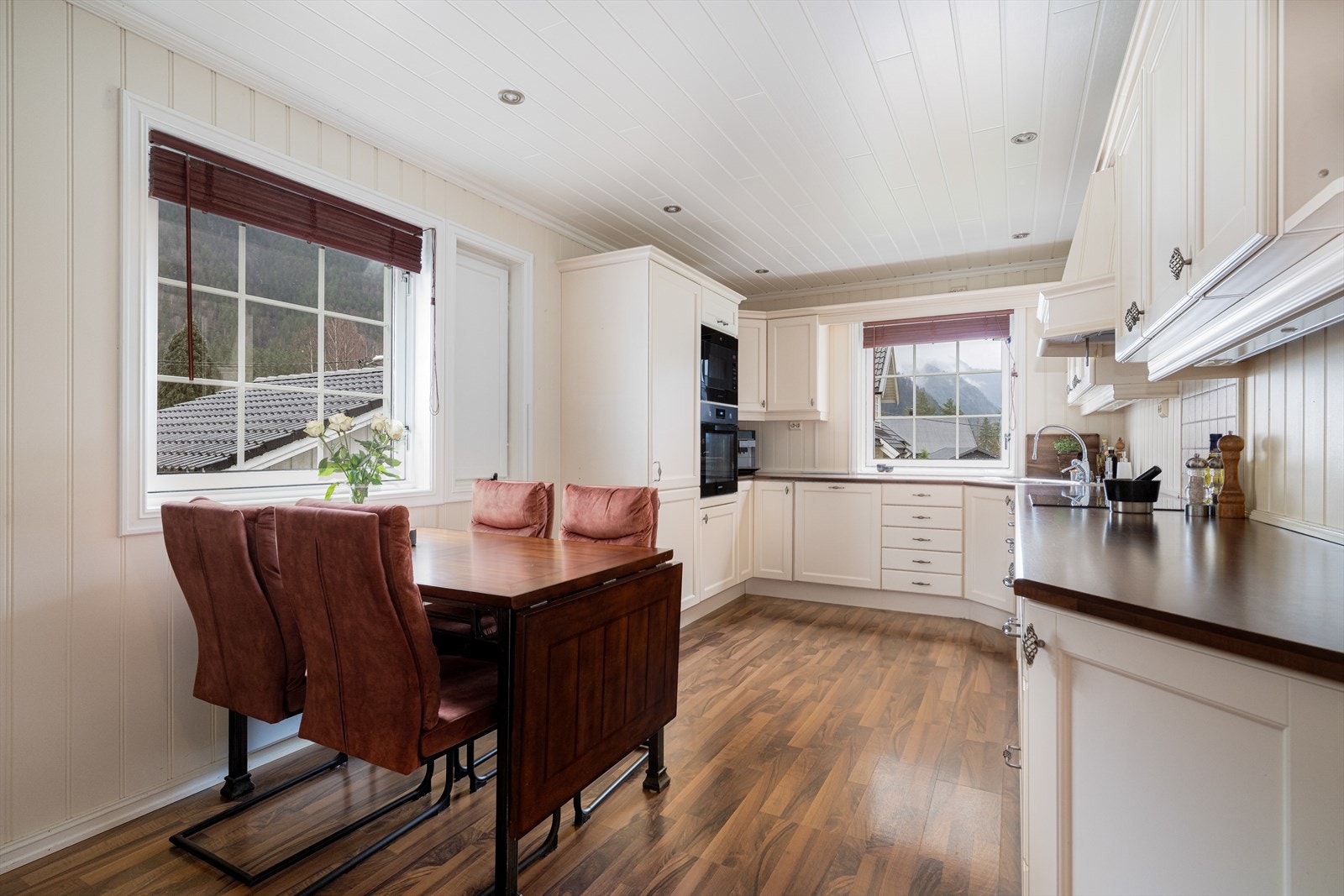 Boligen har et velutstyrt kjøkken med en hyggelig spiseplass ved vinduet. Det er svært godt med oppbevaringsplass i skuffer og skap, og gode arbeidsflater på laminerte benkeplater. Galleribilde