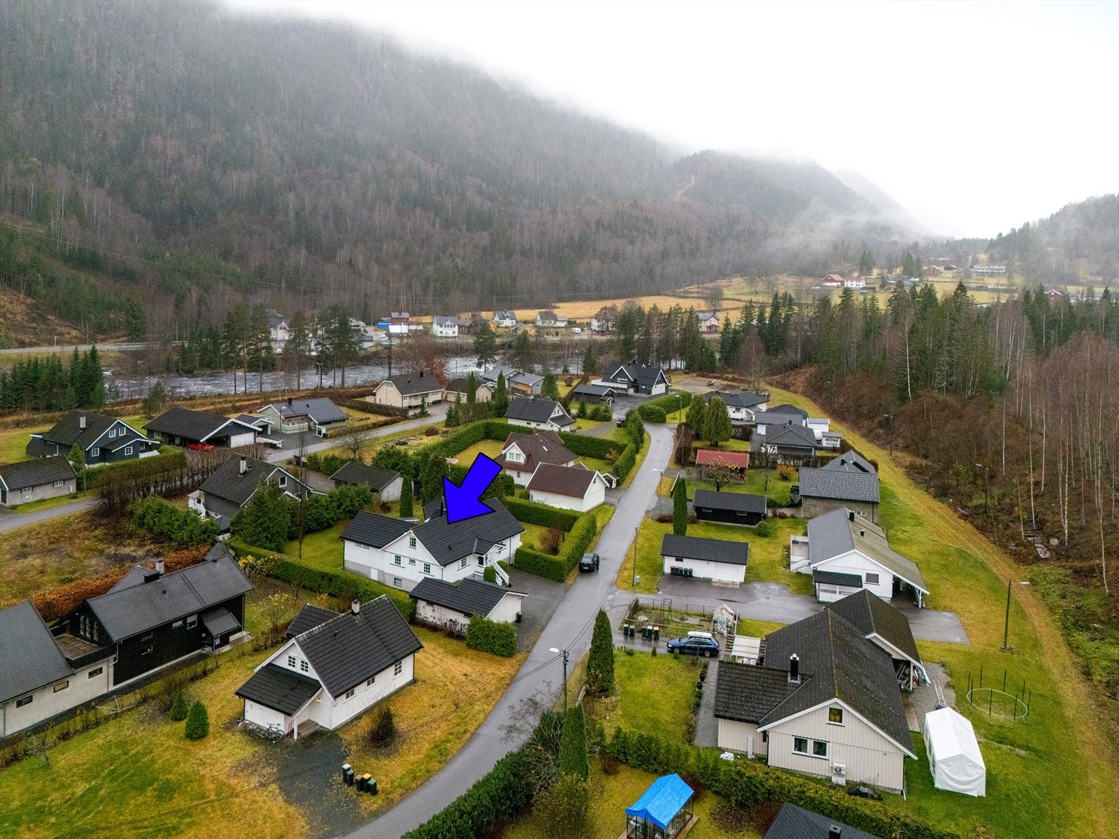 Det går en bro over elva til idrettsanlegg og skole. Trygg og barnevennlig adkomst! Galleribilde