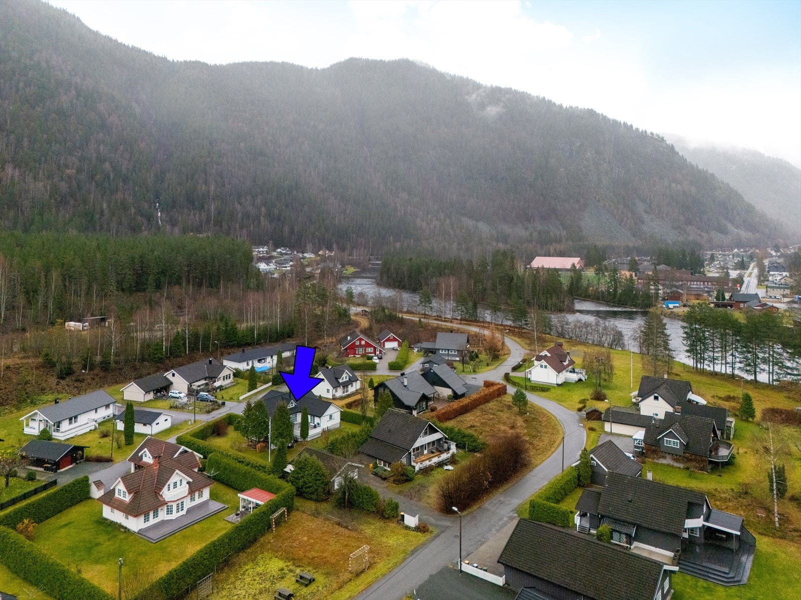 Fra boligen er det kort gangavstand til skoler, barnehage og idrettsplass, samt butikker og et hyggelig sentrum. Galleribilde