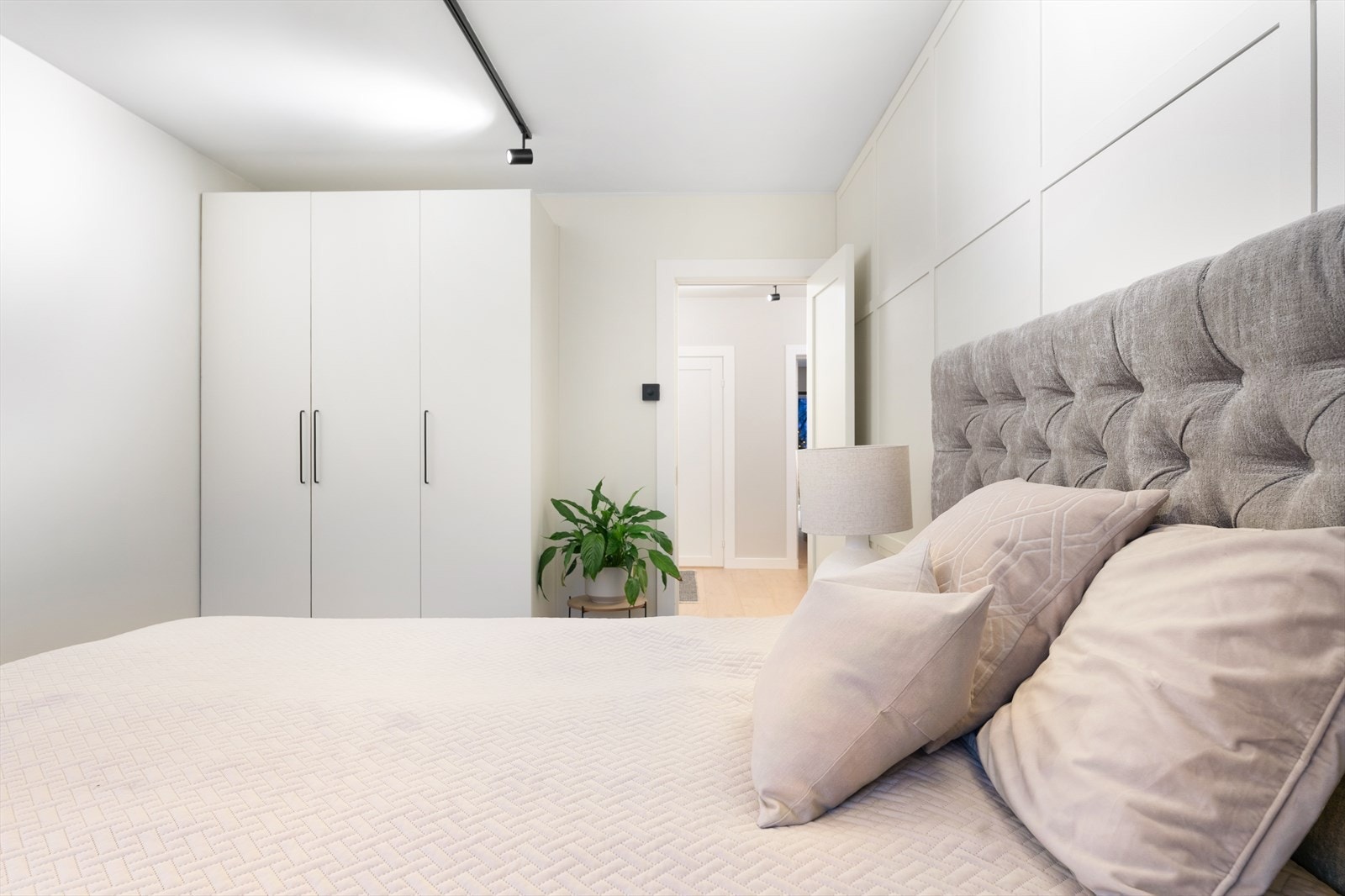 Her er det god plass til stor dobbeltseng og tilhørende nattbord. Garderobeskap for oppbevaring av klær og sko. Her er dere sikret en god natts søvn. Galleribilde