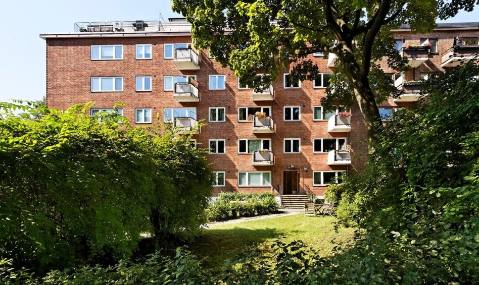 Fra hyggelig bakgård er det adkomst til leiligheten via trapper. Om ønskelig kan man også benytte nabooppgangens heis. Her bor dere i et populært aksjelag med god historikk og veldig hyggelige beboere! Galleribilde