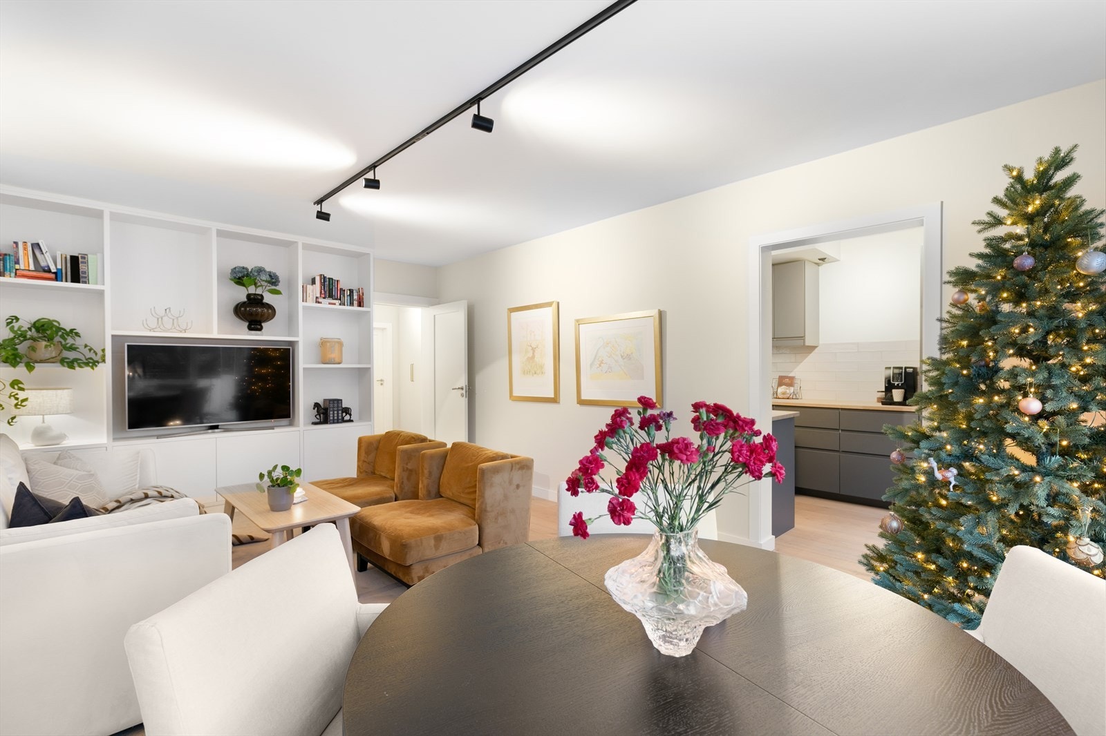 Selve stuen er romslig med naturlig plass til sofagruppe, bord og stoler i den ene enden, og er stort spisebord i den andre. Galleribilde