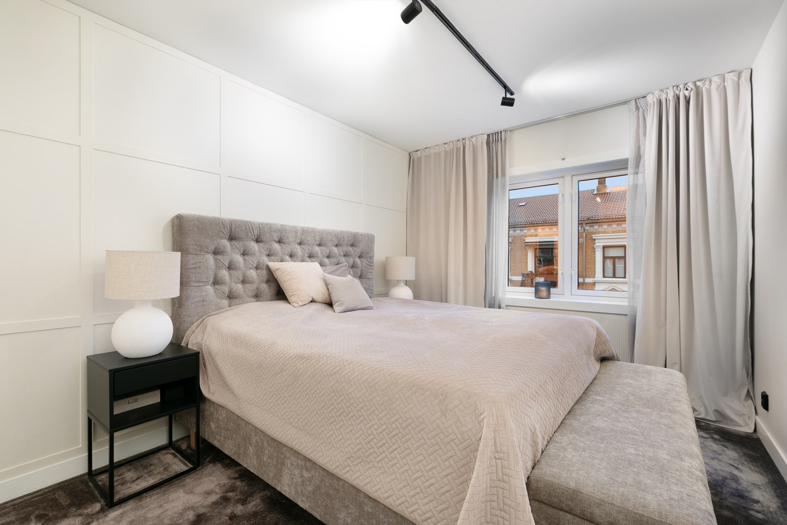 Boligens hovedsoverom er stort, lunt og innbydende. I 2020 fikk soverommet et løft med bla. nytt vegg til vegg teppe, og i 2024 ble vegger og tak malt. Galleribilde