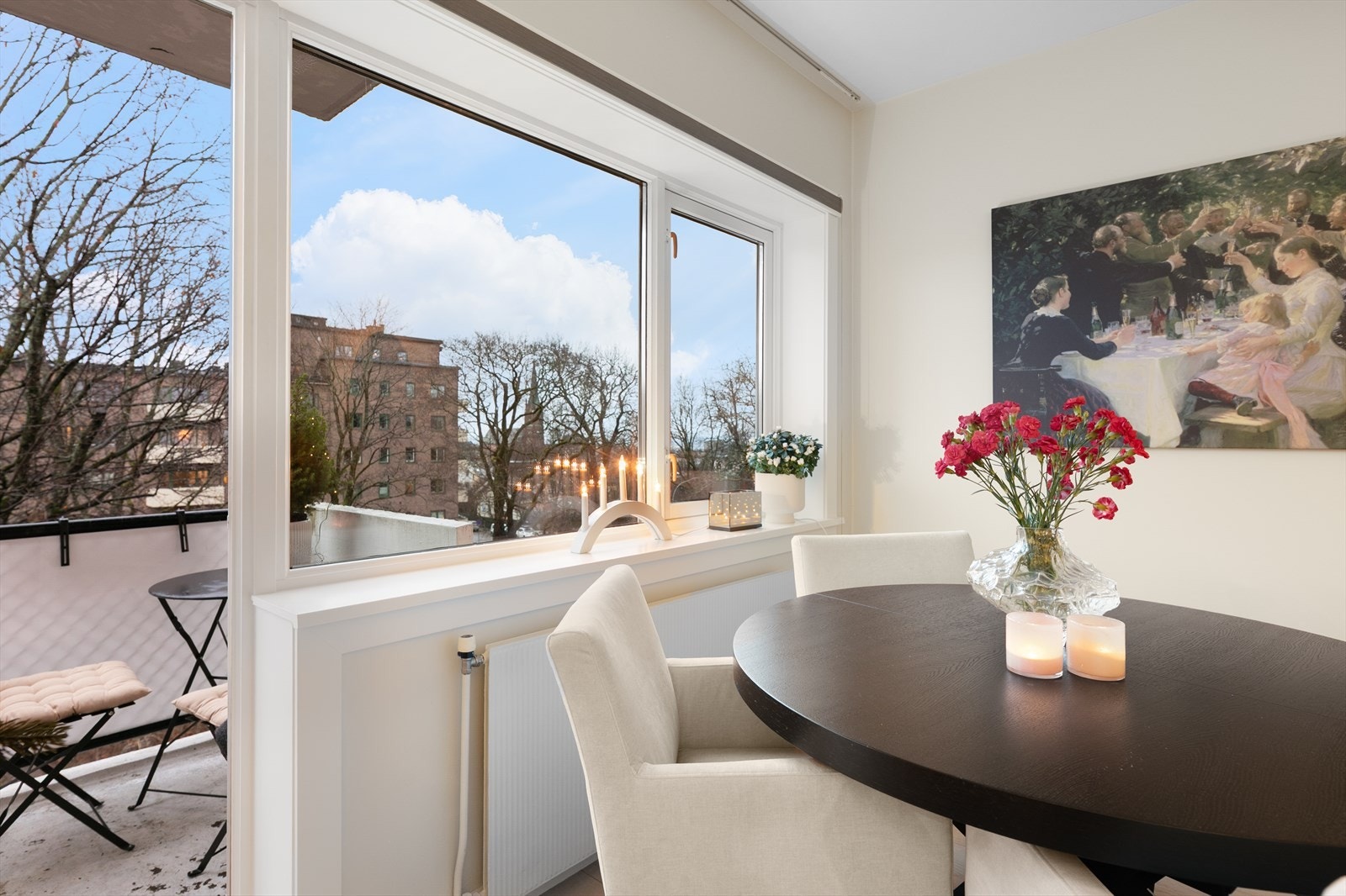 Fra stuen er det utgang til den herlige balkongen som ligger høyt og fritt mot frodig, grønn bakgård. Galleribilde