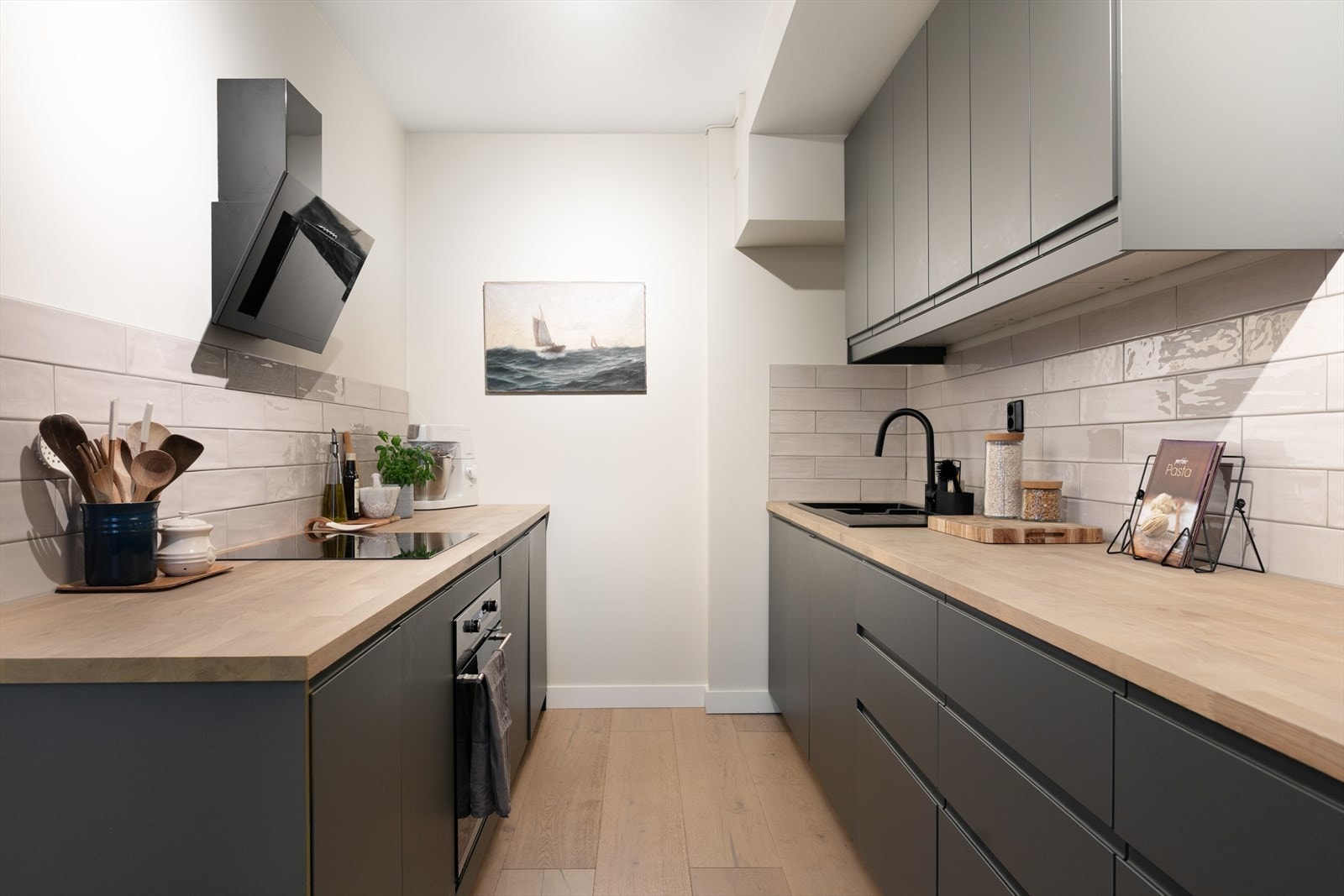 Fra stuen er det adkomst til det herlige kjøkkenrommet. Selve innredningen ble satt inn i 2021 og har grå fronter og heltre benkeplate. Galleribilde