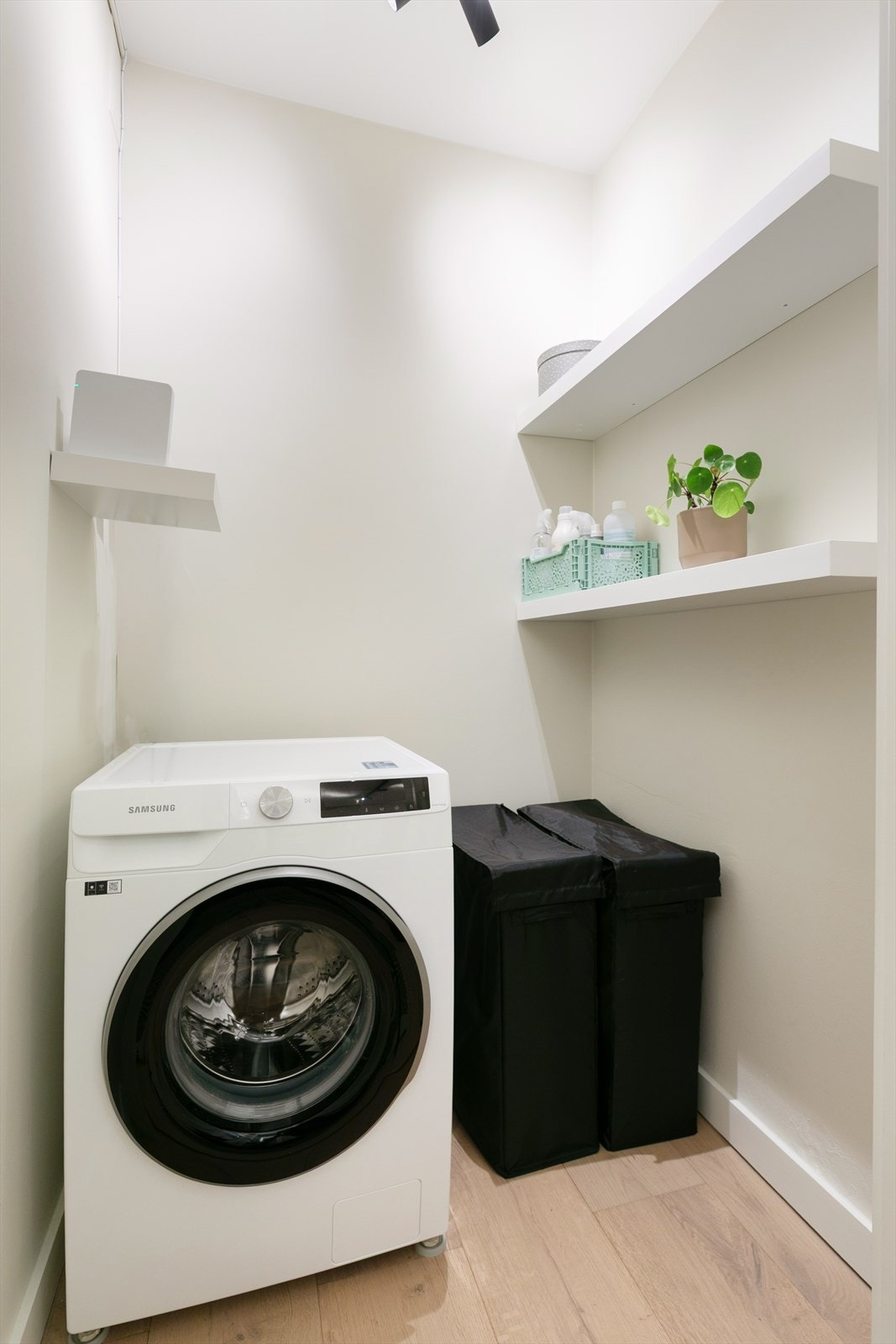 Det ble i 2021 etablert et vaskerom/innredet rom i gangen.
Her er det montert opplegg for vaskemaskin. I tillegg er det montert praktiske hylleløsninger for oppbevaring. Dette rommet vil dere sette stor pris på! Galleribilde