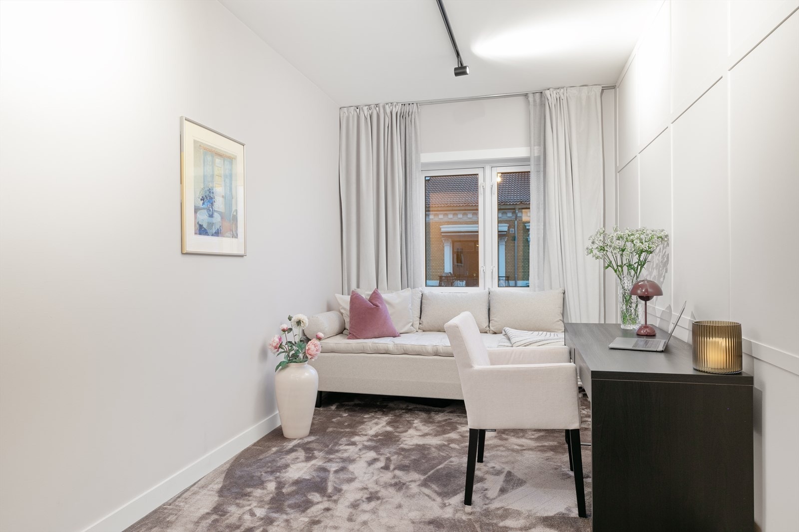 Boligens andre soverom egner seg utmerket som barnerom, gjesterom eller kontor. Rommet er av god størrelse og kan enkelt innredes etter egne ønsker og behov. Galleribilde