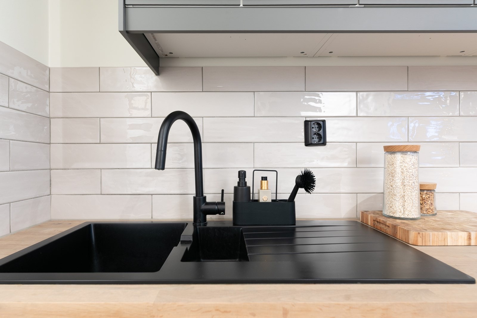 Lekre, beige fliser over benkeplaten og lys under overskapene gir gode arbeidsforhold. Galleribilde