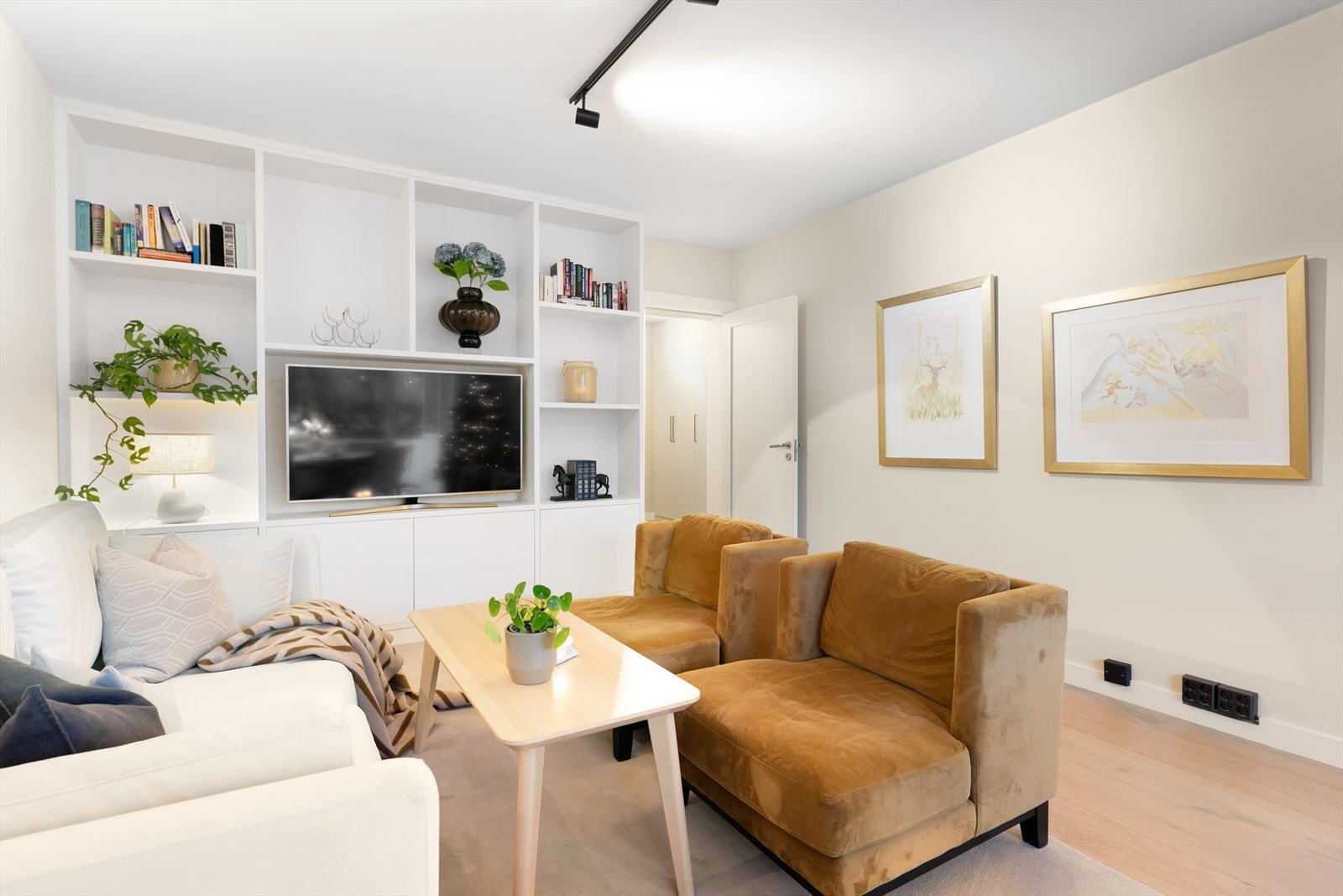 Det ble i samme tidsrom bygget en svært lekker hylleløsning langs den ene veggen med plass til TV og diverse dekor. Denne hylleløsningen blir som et smykke i rommet! Galleribilde