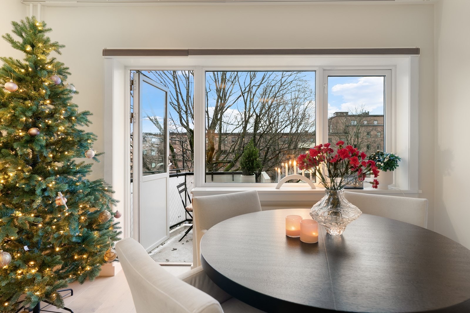 Store vinduer med dype karmer sikrer godt med naturlig lys så vel som hyggelig grønt utsyn mot bakgård. Galleribilde