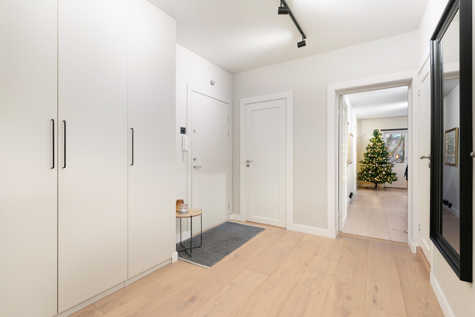 I det dere trer over dørstokken forstår dere umiddelbart hvilket lyst, gjennomført og moderne hjem dette er. Velkommen til visning! Galleribilde