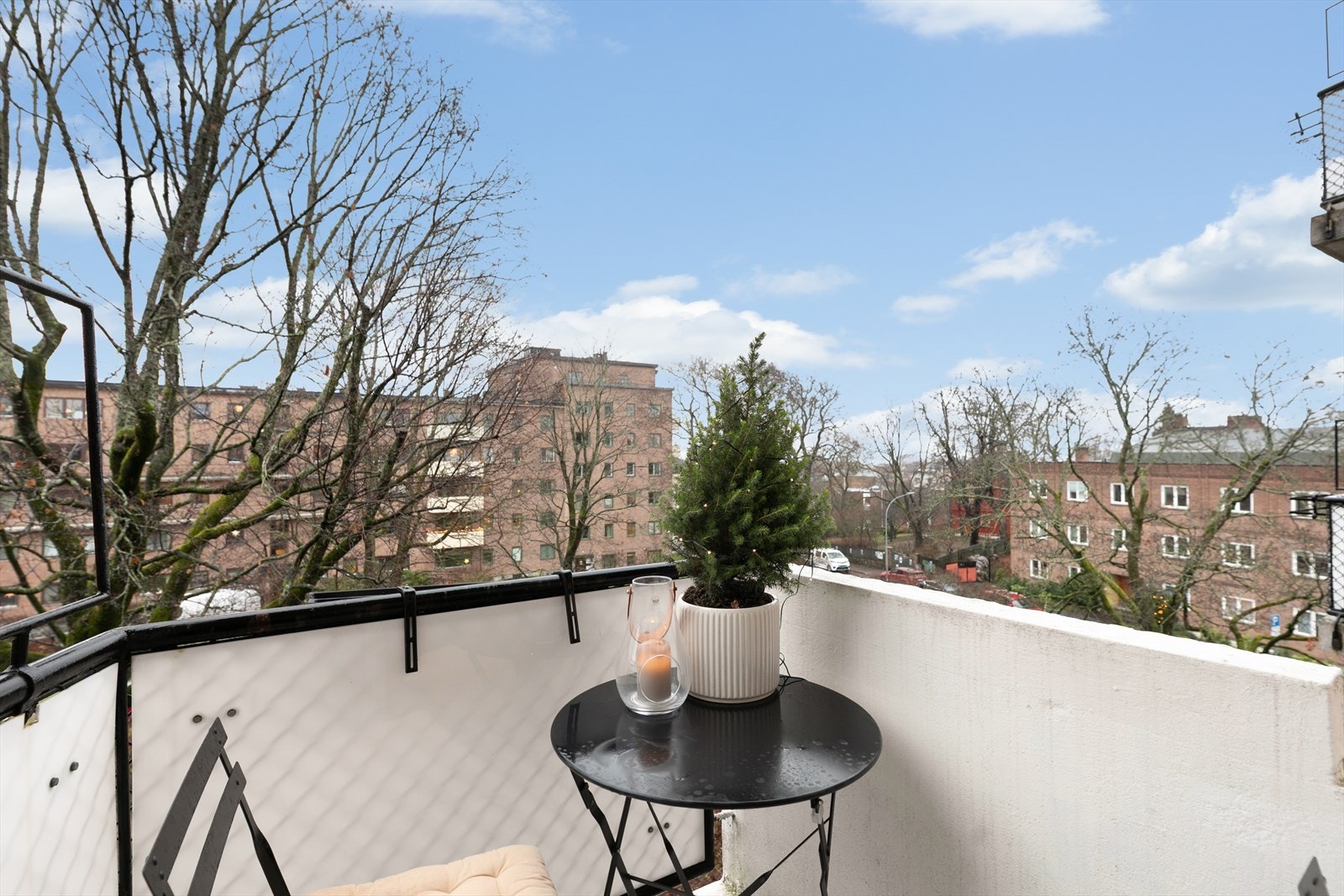 Her er det plass til bord og stoler. På de varme dagene er det deilig å kunne sette opp balkongdøren og binde sammen inne- og uterom. Galleribilde