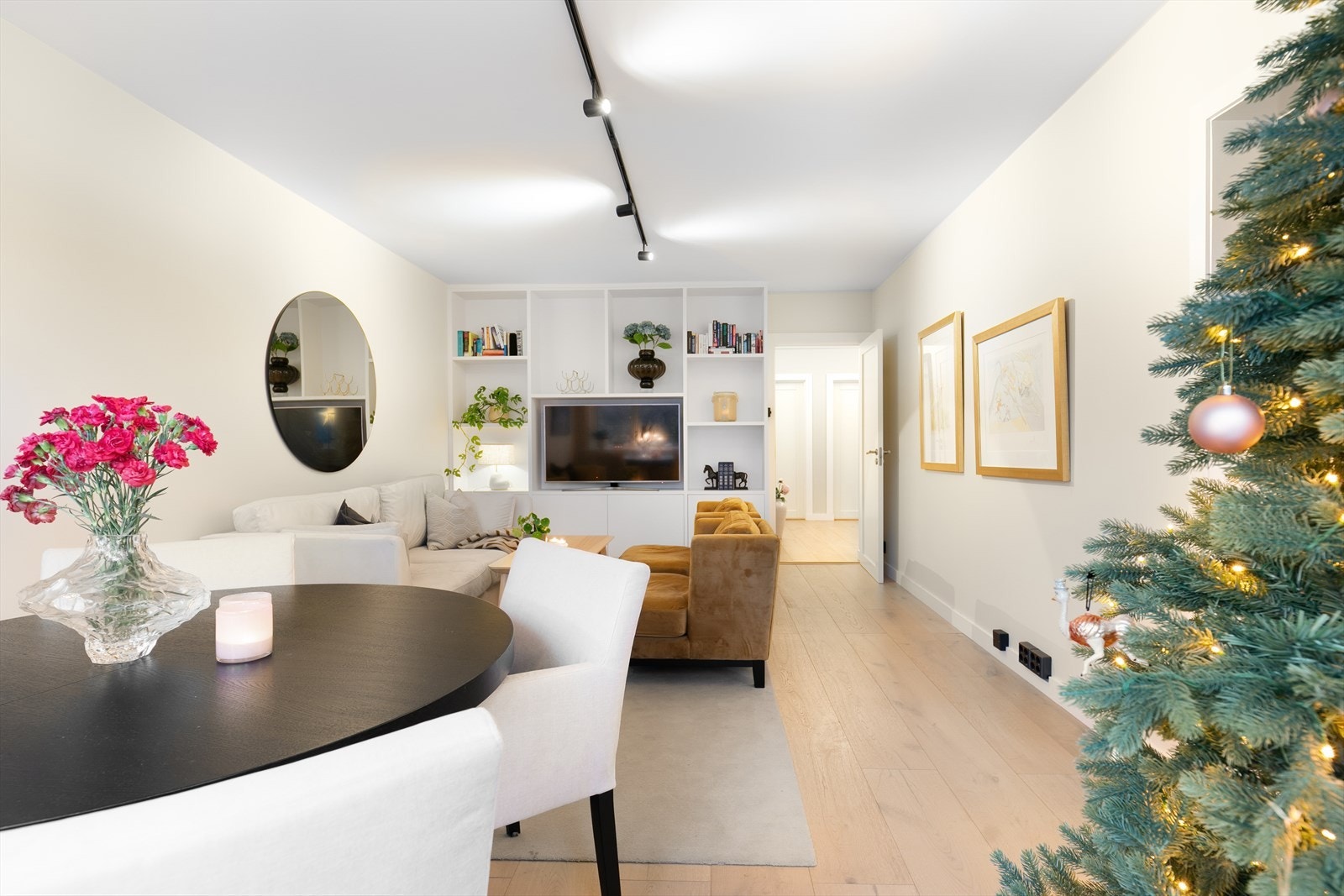 Det ble lagt ny, lekker 1-stavs parkett i 2021, samtidig som alle vegger ble malt i tidløse fargetoner. Galleribilde