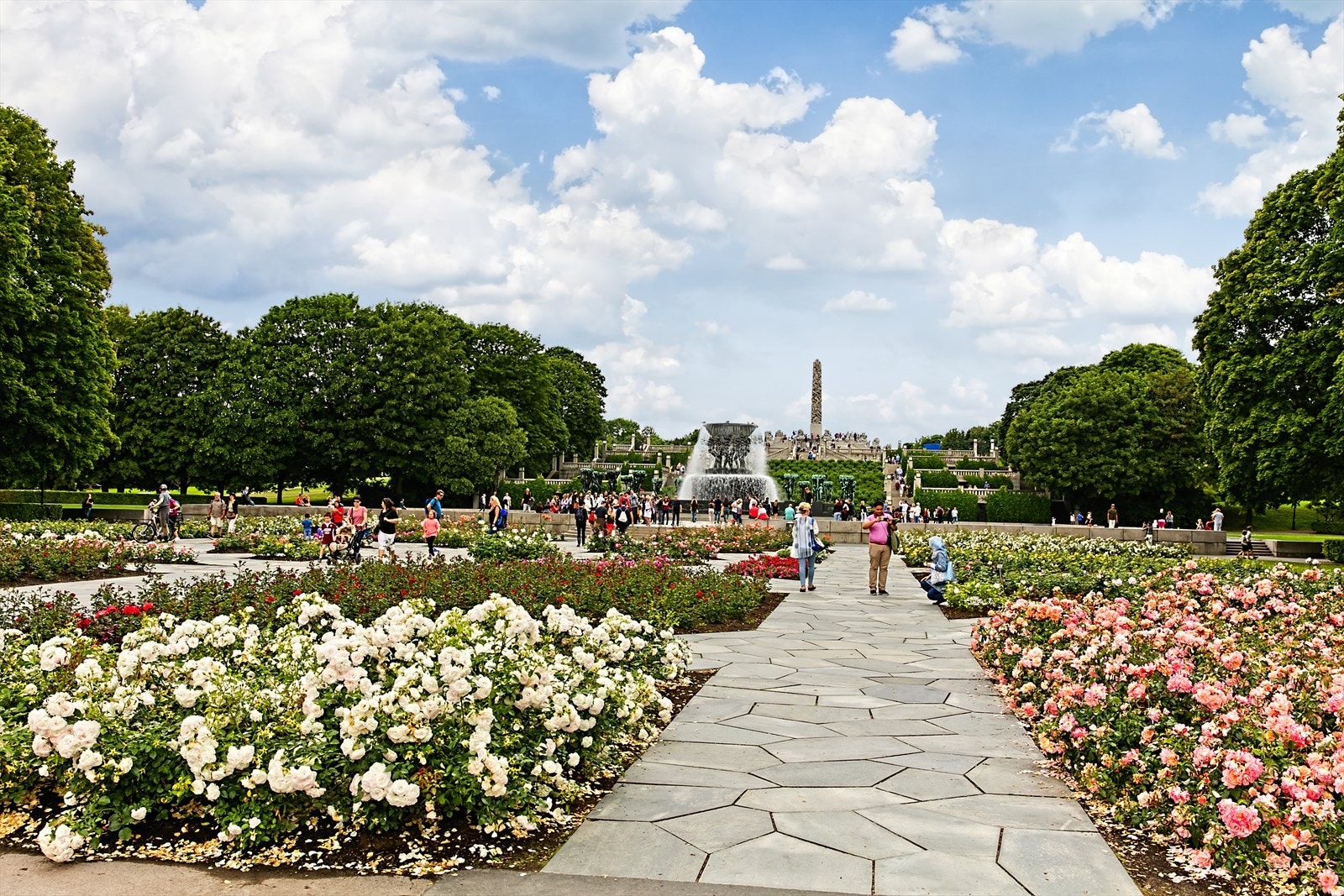Frognerparken er den største parken i Oslos sentrale byområder og et populært rekreasjonsområde. Som en del av Frognerparken finner du blant annet Vigelandsparken, den berømte skulpturparken med over 200 av Gustav Vigelands skulpturer. Galleribilde