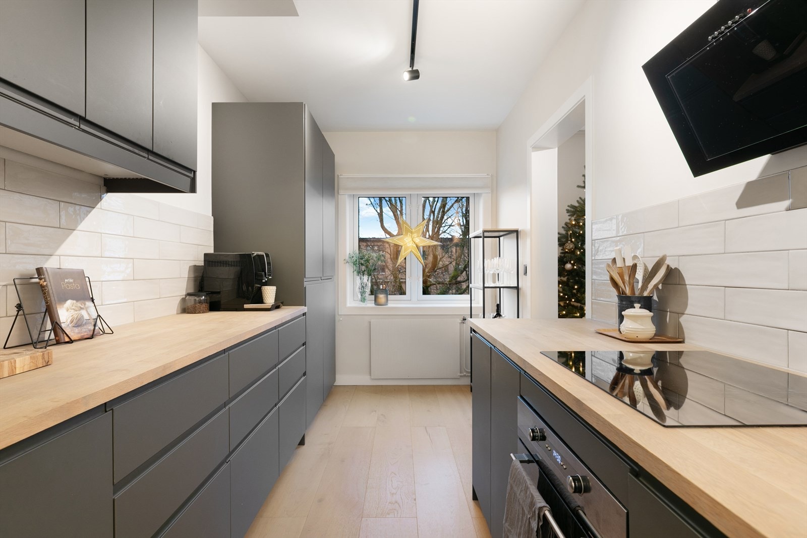 Av hvitevarer følger komfyr, induksjon platetopp,
oppvaskmaskin og to kjøl/fryseskap. Galleribilde