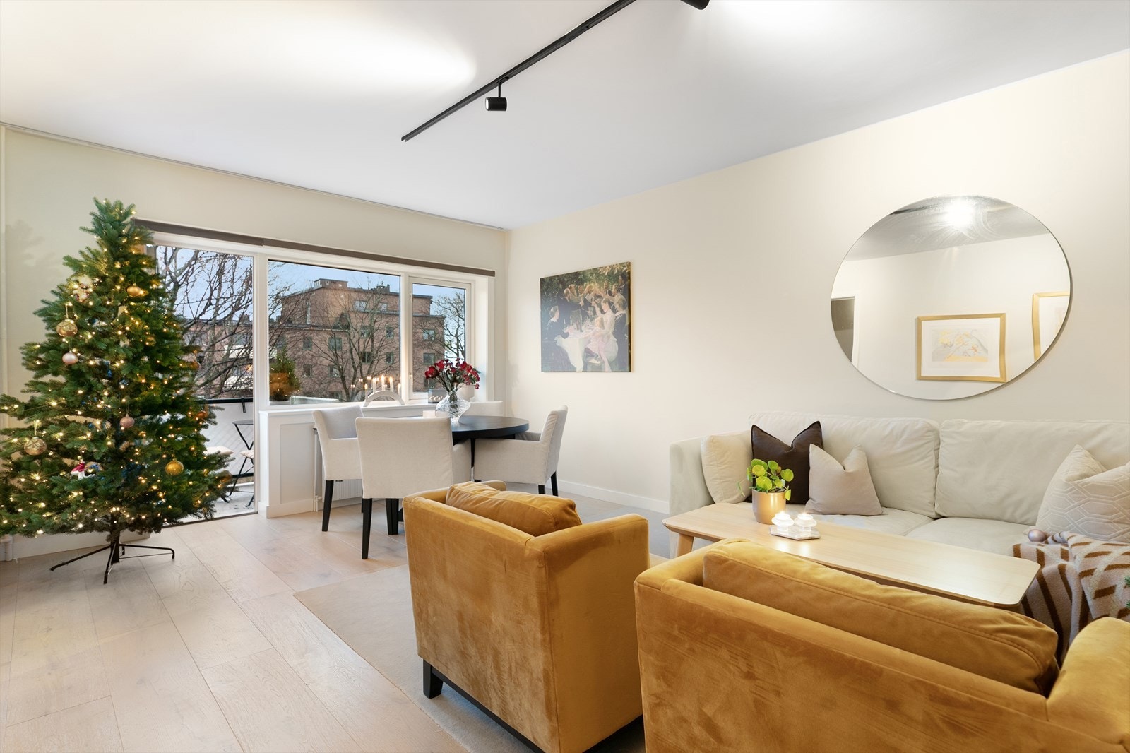 Boligens lyse og sosiale stue blir fort hjerte i boligen og stedet familie og venner samles. Galleribilde