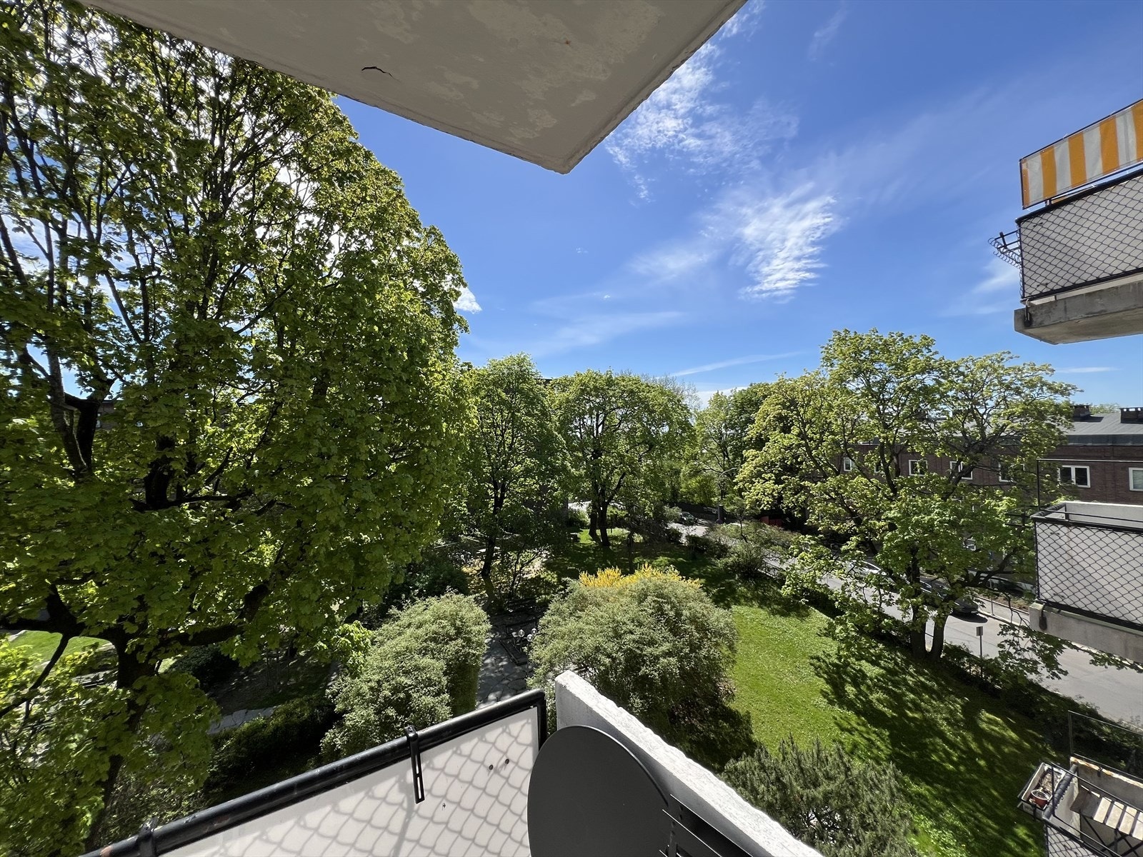 Balkongen ligger høyt og fritt med herlig utsyn mot den svært grønne og hyggelige bakgården. Galleribilde