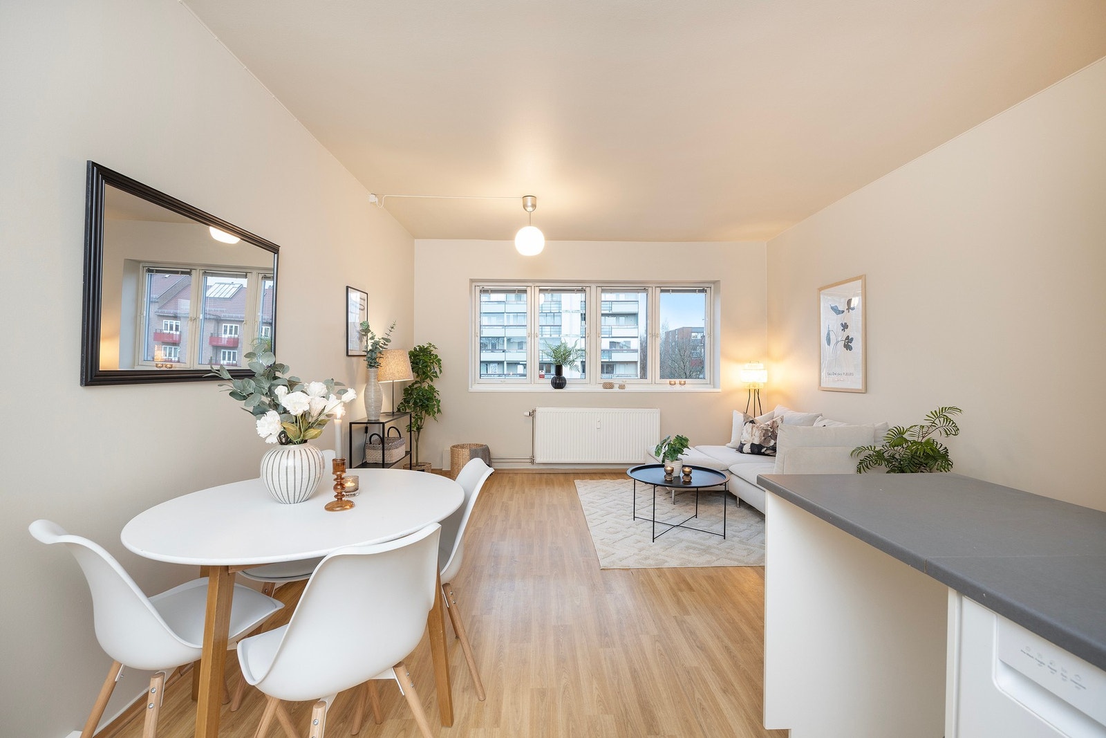 Fra kjøkkenet mot stuen. Galleribilde