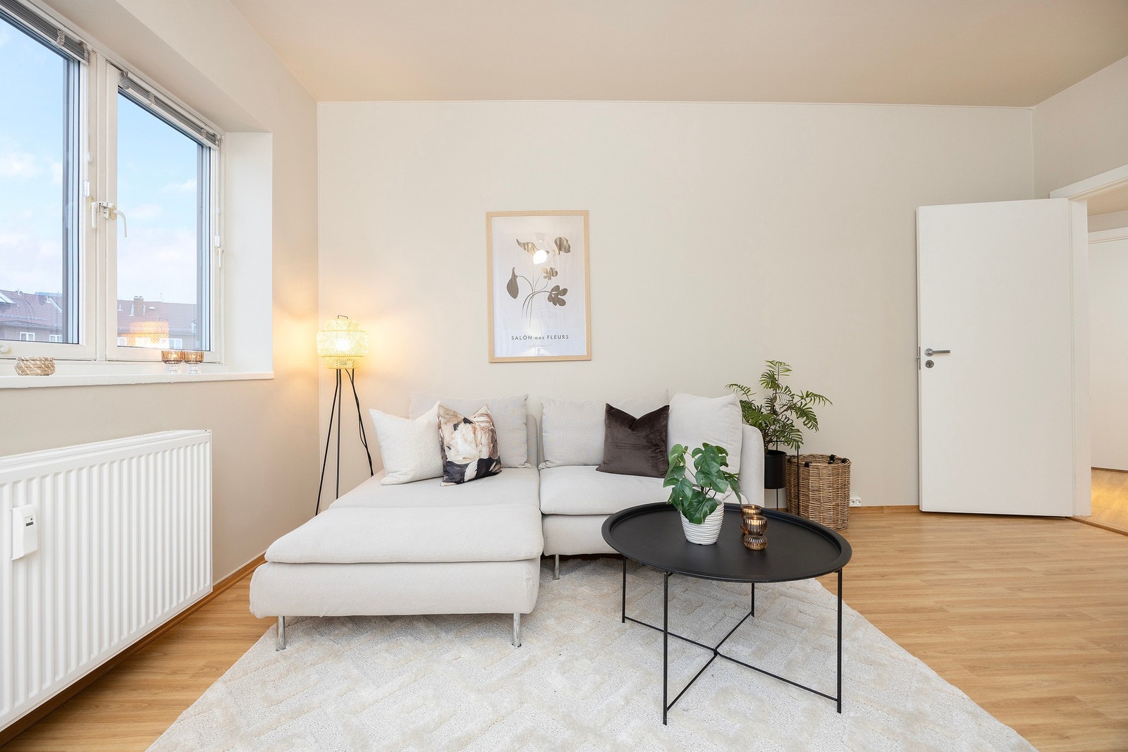 Lys og trivelig stue med fin plass til sofaløsning med tilhørende møbler. Foto: Christensen Fotolink (Christian N B Christensen) Galleribilde