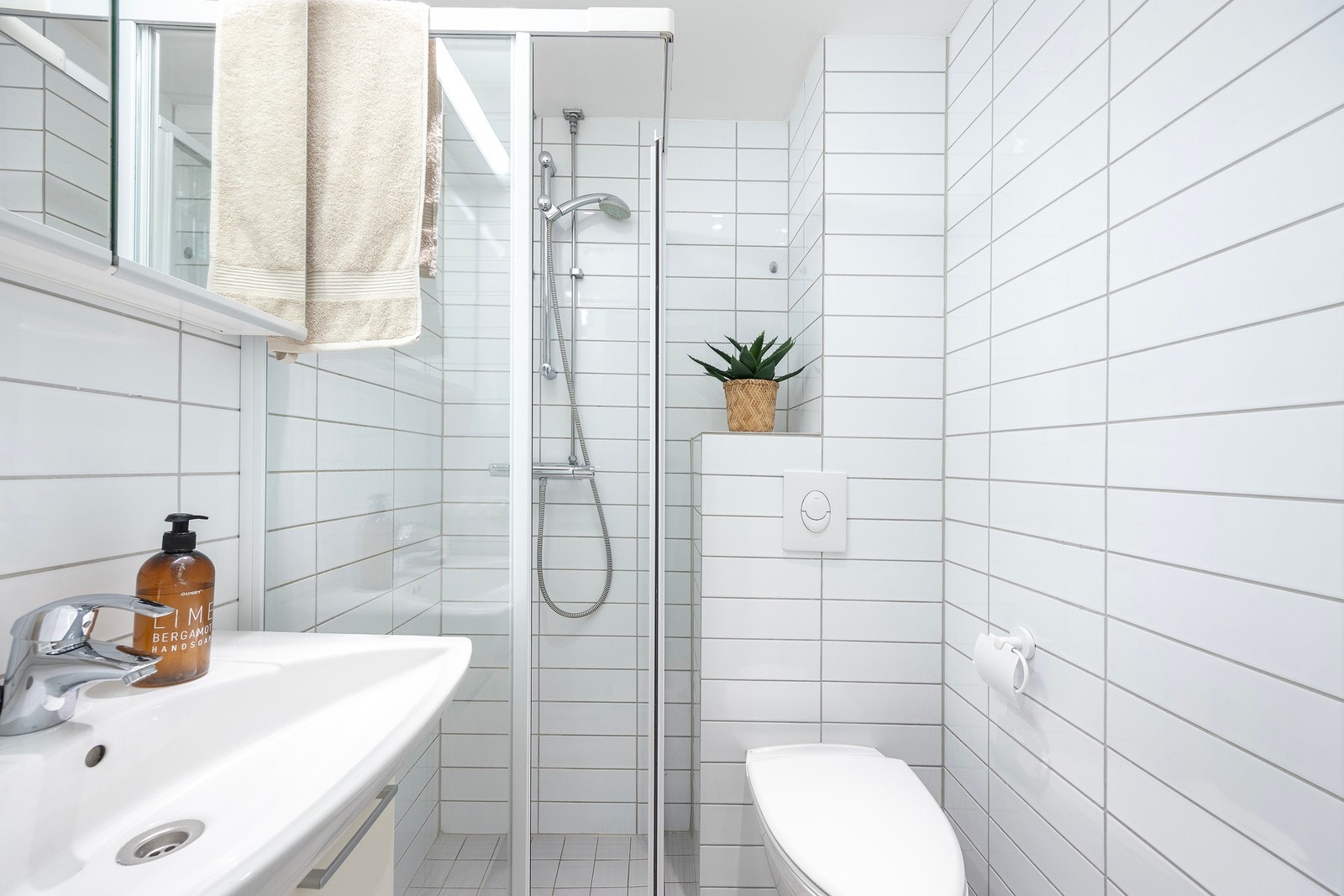 Det er downlights taket og flislagte overflater. Galleribilde