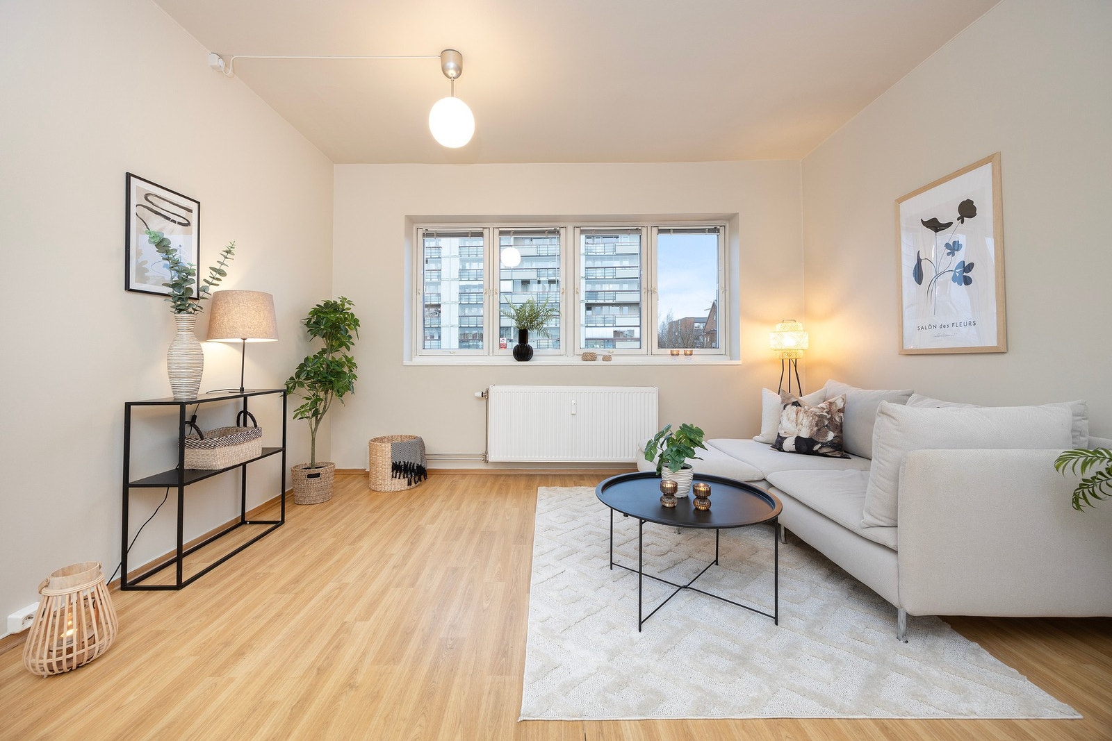 Det er god plass til sofa med tilhørende møbler. Galleribilde