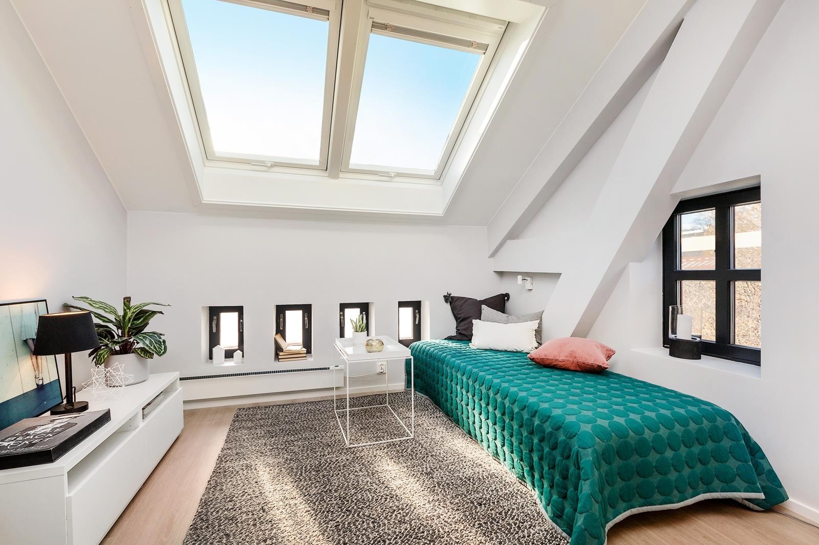 Leiligheten er enkel og møble Galleribilde