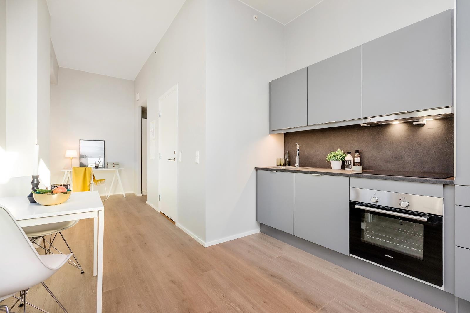 Kjøleskap med frys, oppvaskmaskin og komfyr medfølger Galleribilde