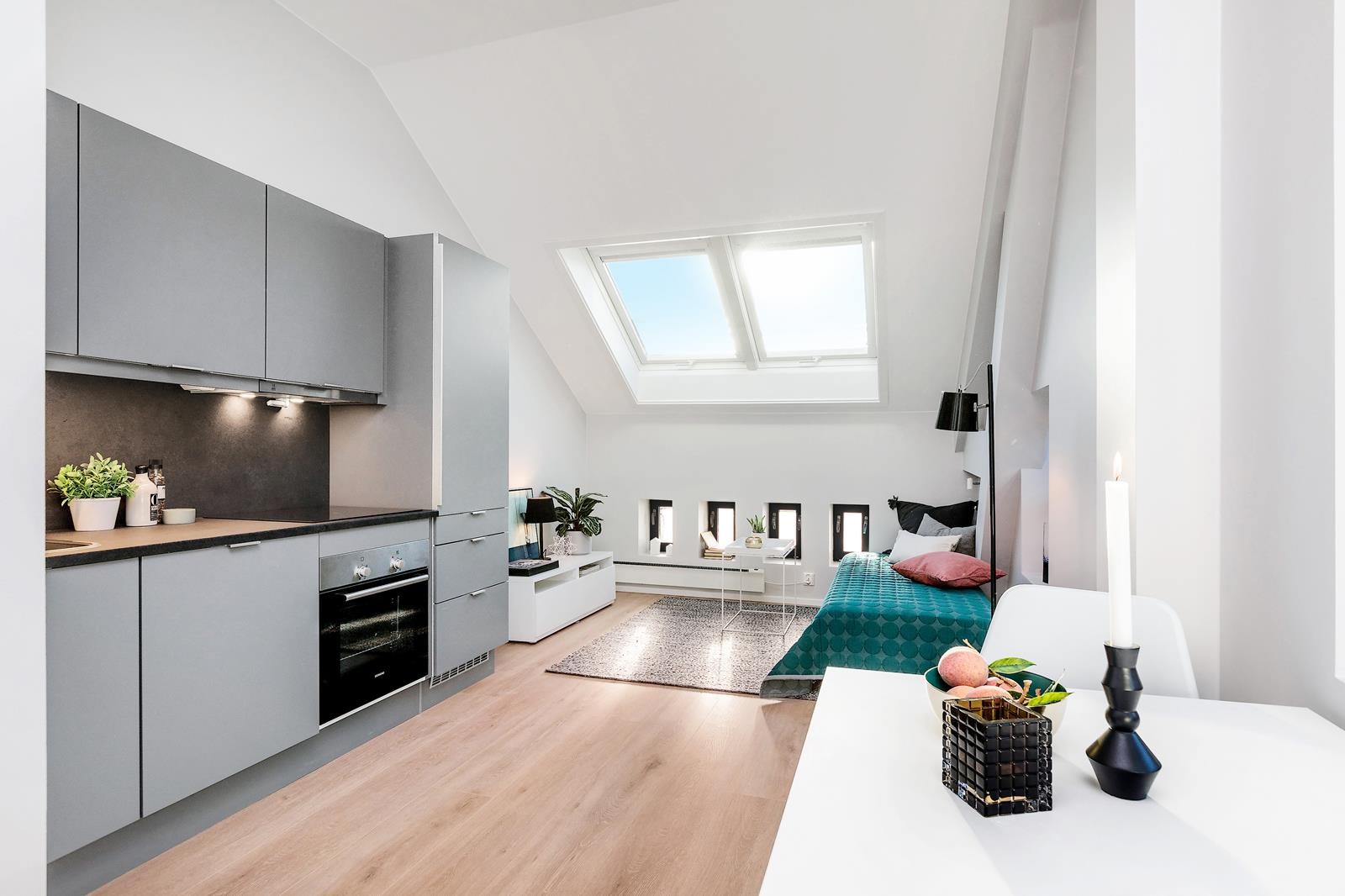 Lys og lekker leilighet med store og små vinduer som slipper godt med lys inn Galleribilde