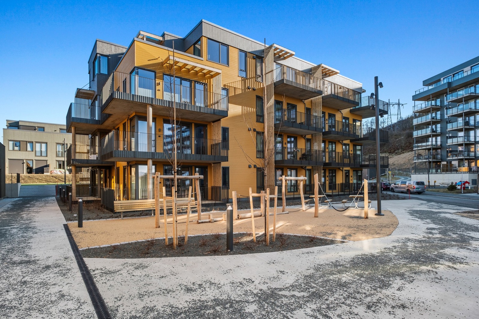 Hyggelig og barnevennlig tun, foran rekkehusene. Galleribilde