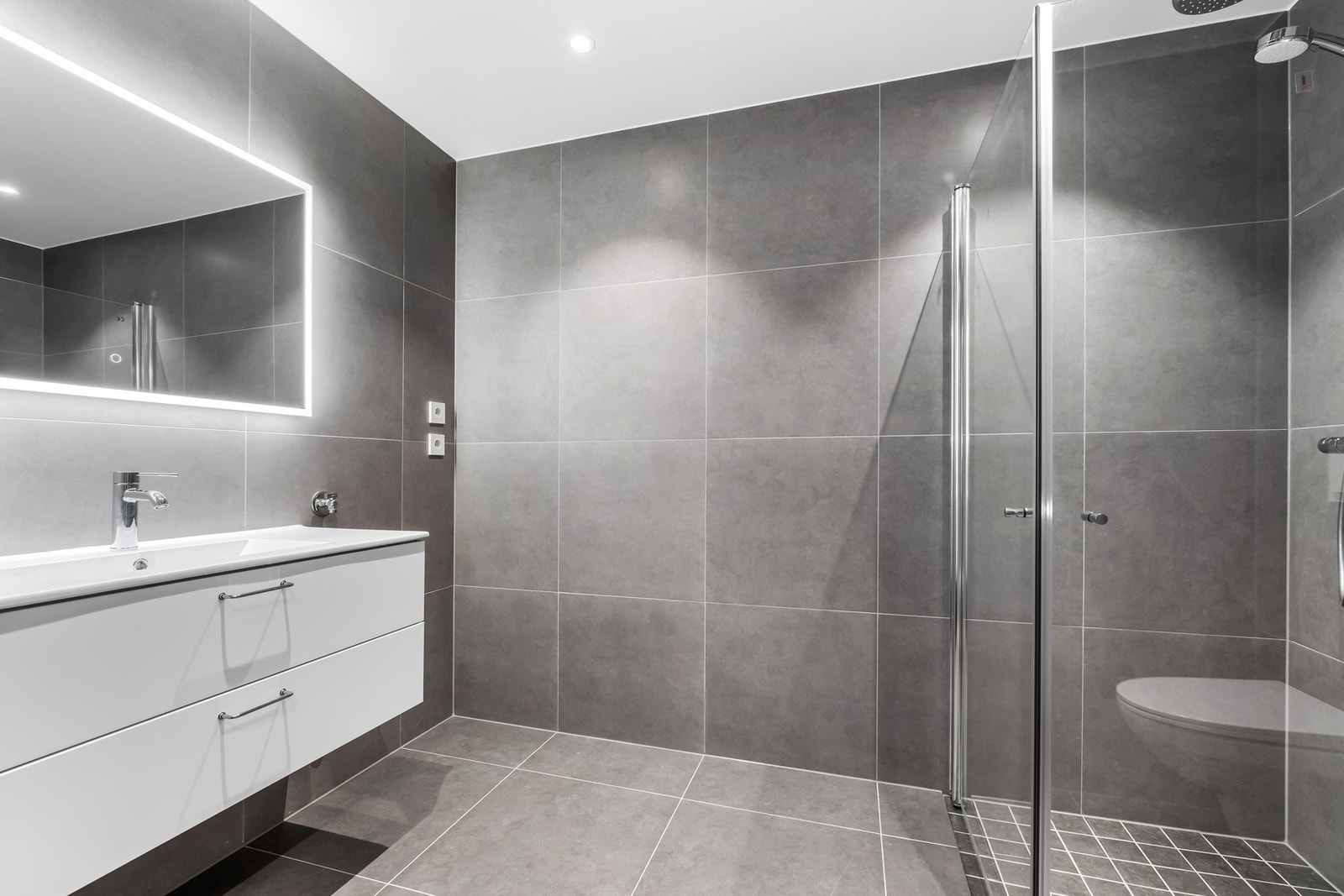 Pent og moderne bad med 60x60 flis. Galleribilde