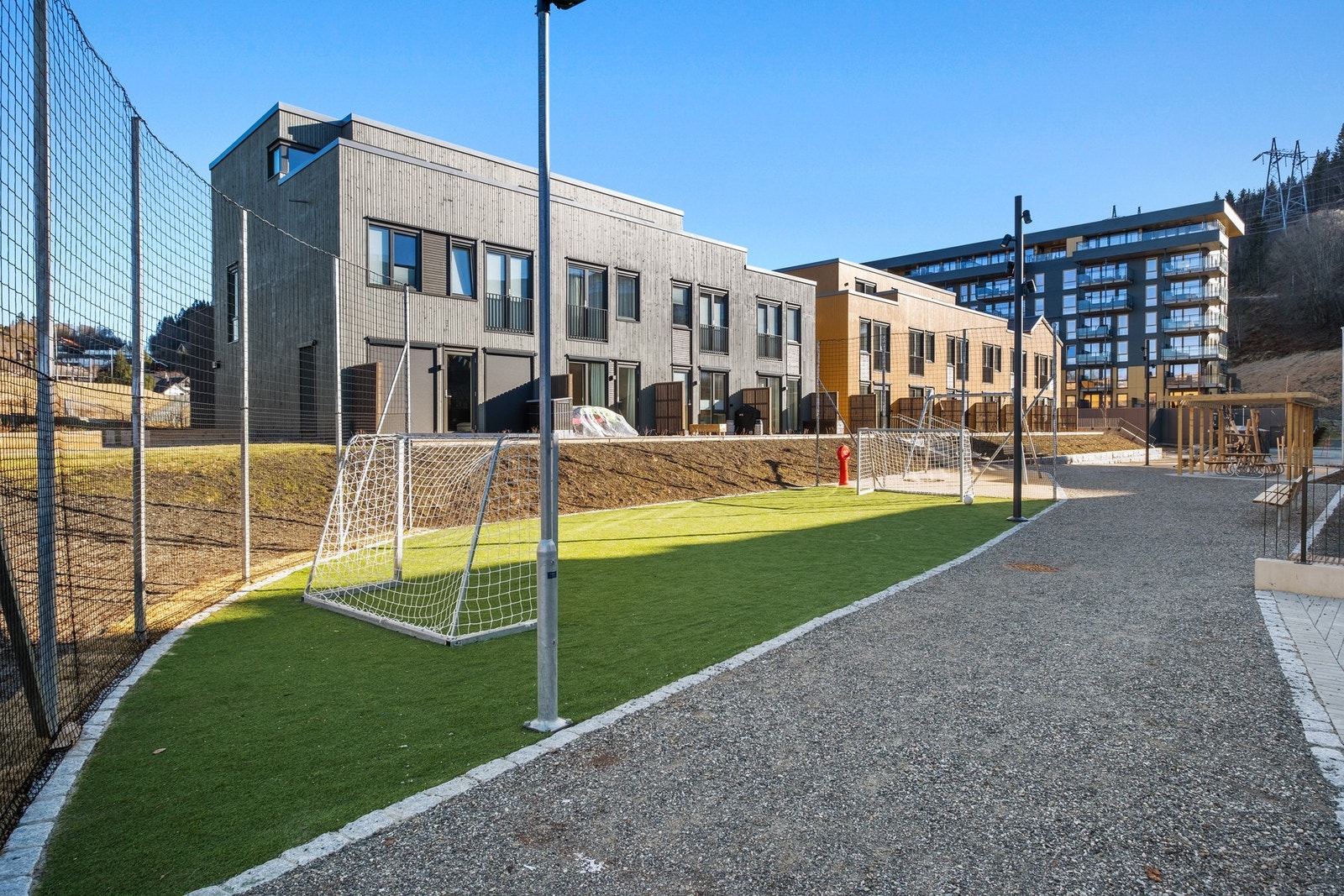 Kvartals- lekeplass med bl.a. en liten fotballbane med kunstgress. Galleribilde