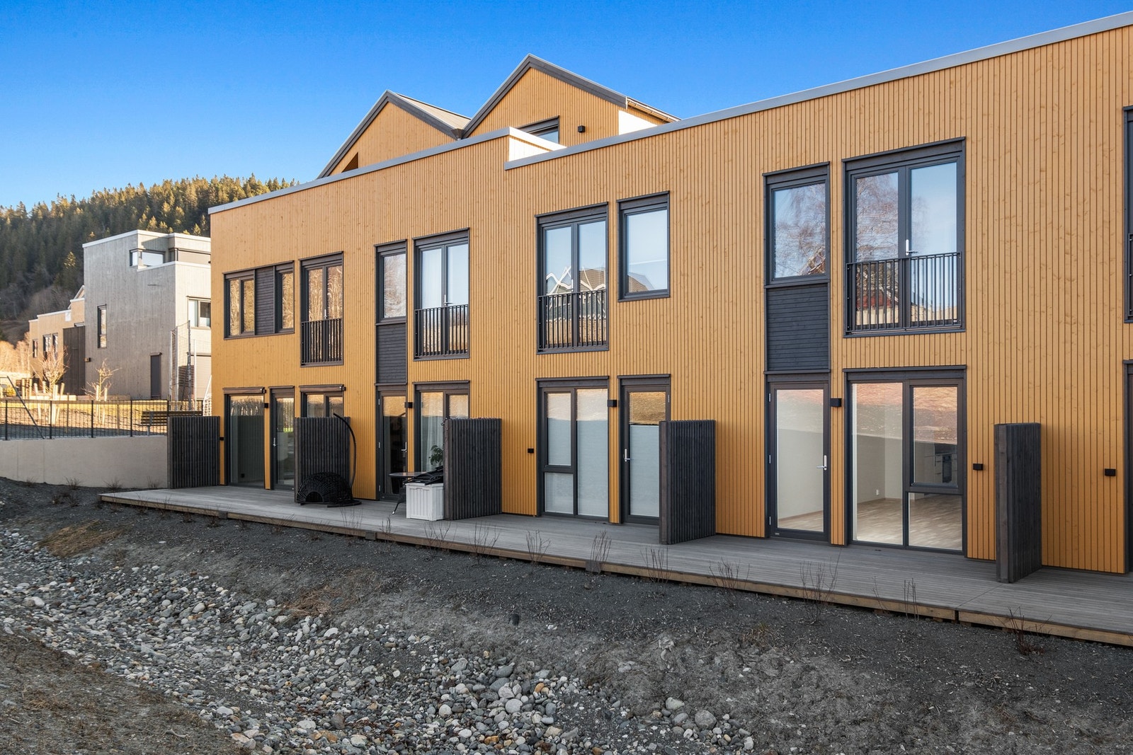 Rekkehus over 2 plan med terrasse på bakkeplan. Galleribilde