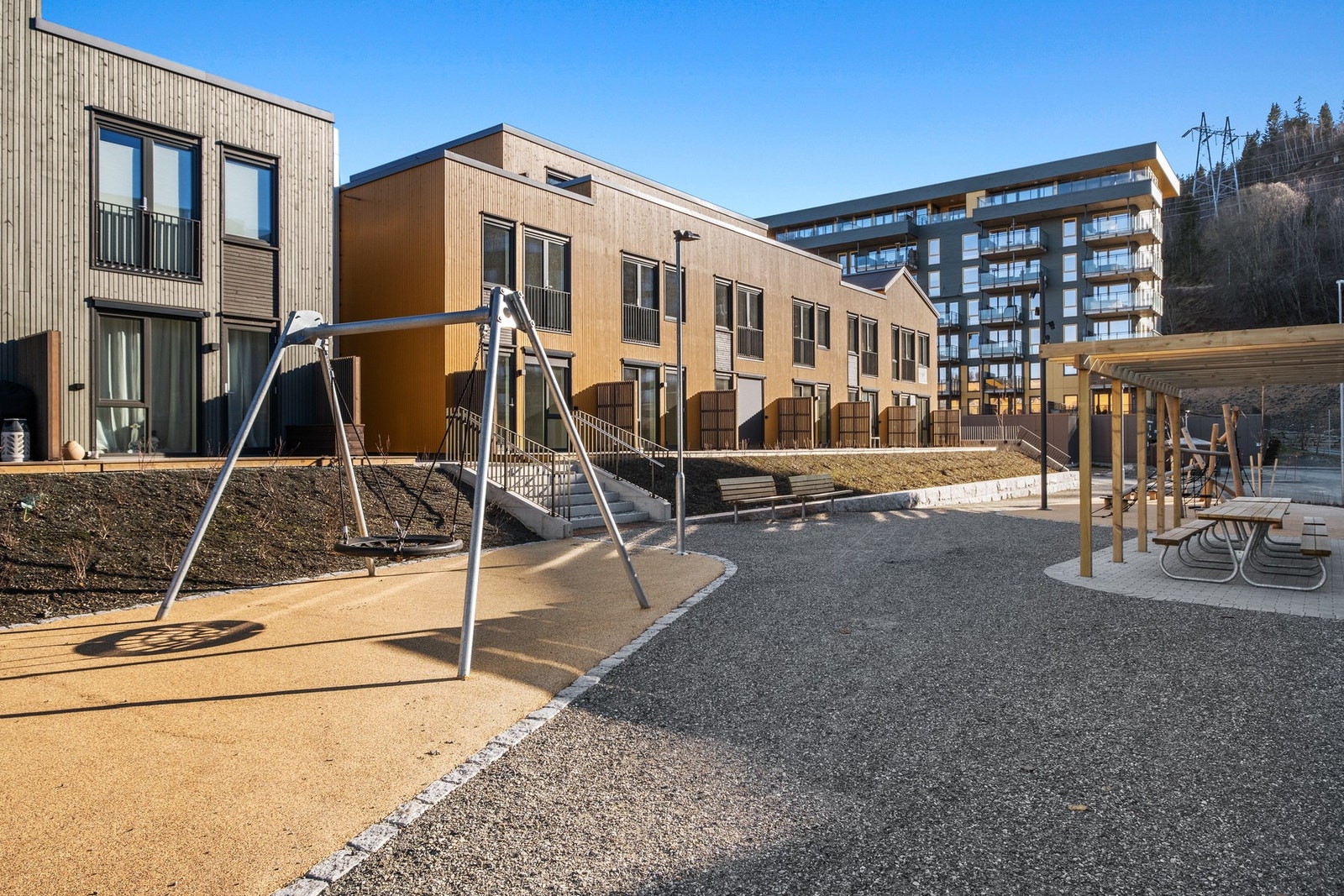 Det er etablert 2 store felles lekeplasser (kvartalslekeplasser) med bl.a. fotballbane og lekeapparater - i tillegg til en "Tuftepark". Galleribilde