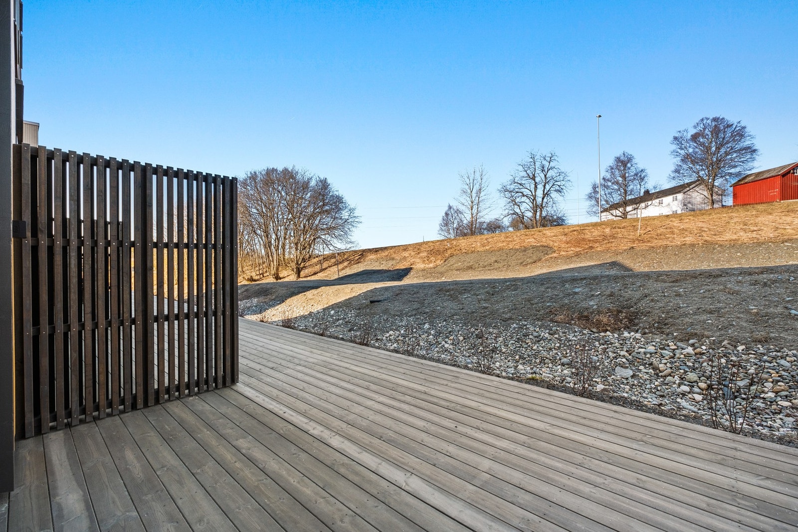 Markterrasse med spilevegger for mer privat følelse. Galleribilde