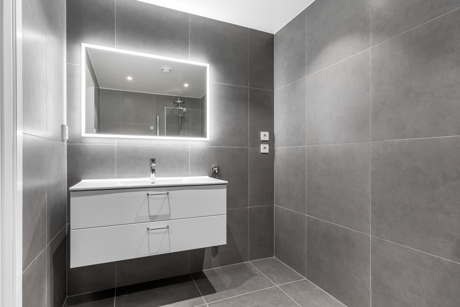 Downlight og speilarmatur på badet. Galleribilde