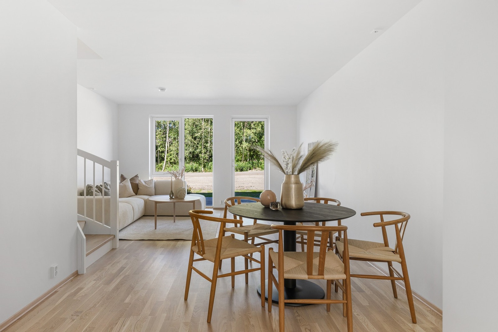 Utgang til en stor & vestvendt markterrasse. Galleribilde