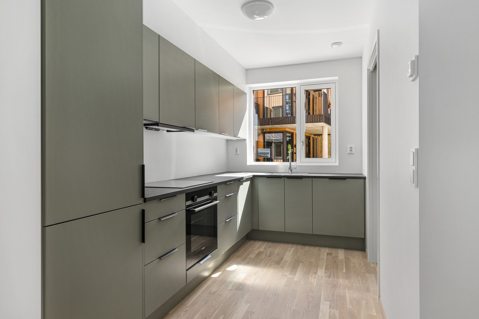 Kjøkken fra Norema. Dette bildet er brukt fra et tilsvarende rekkehus, med speilvendt løsning. Galleribilde