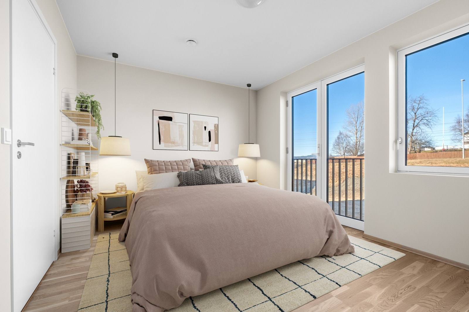 Hovedsoverom har fransk balkong, og plass til mye garderobeskap. Illustrasjonsbilde. Galleribilde