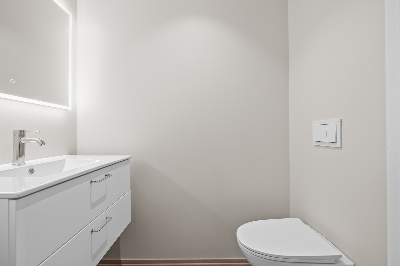 Vegghengt wc, servant og speil med downlights. Galleribilde