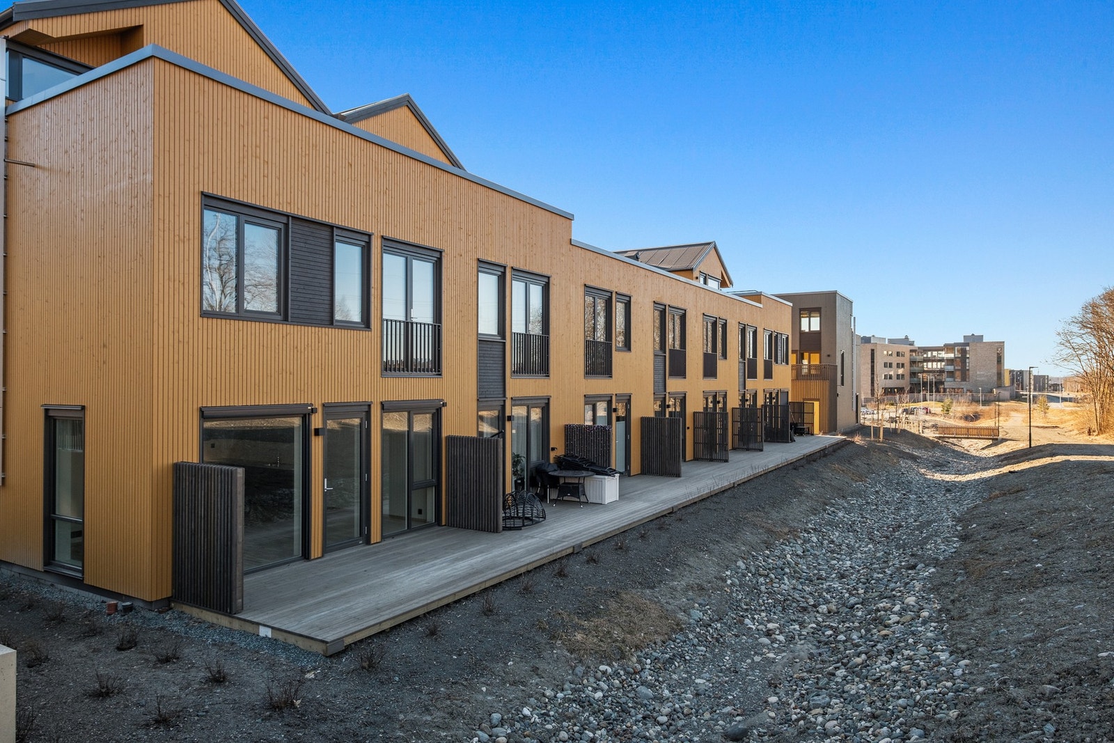 Stor markterrasse, vestvendt med gode solforhold. Galleribilde