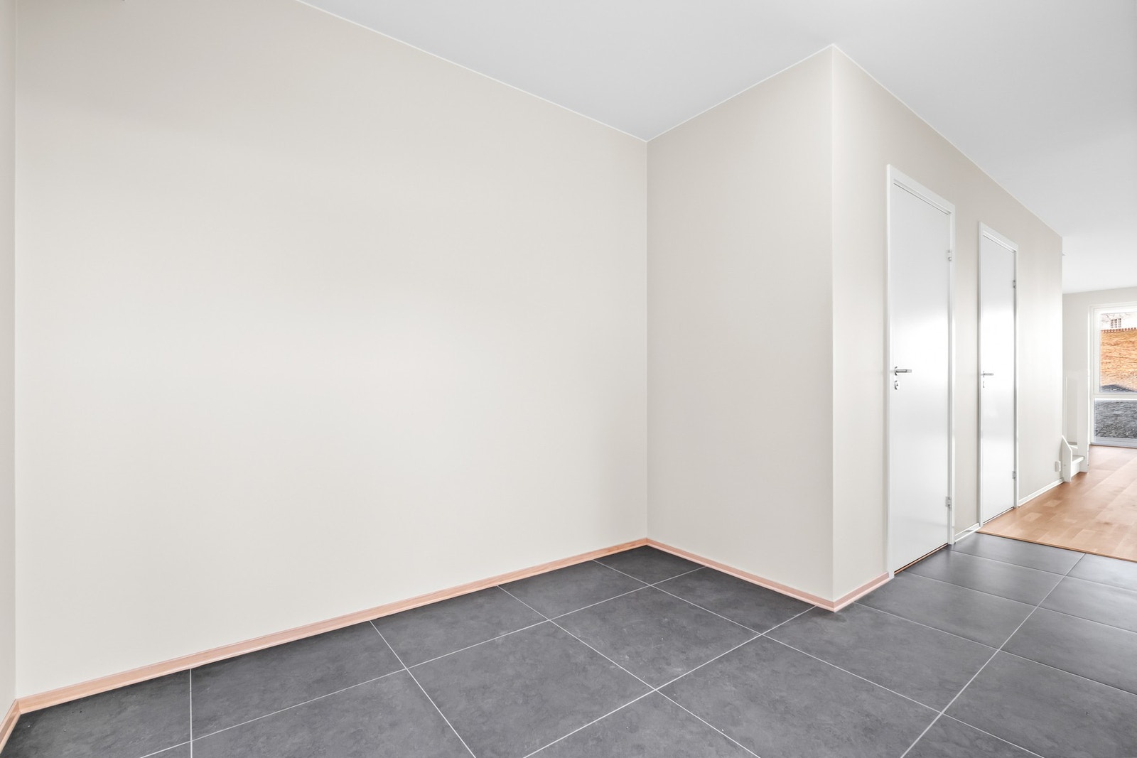 Flislagt og romslig entré, med god plass til oppbevaring. Galleribilde