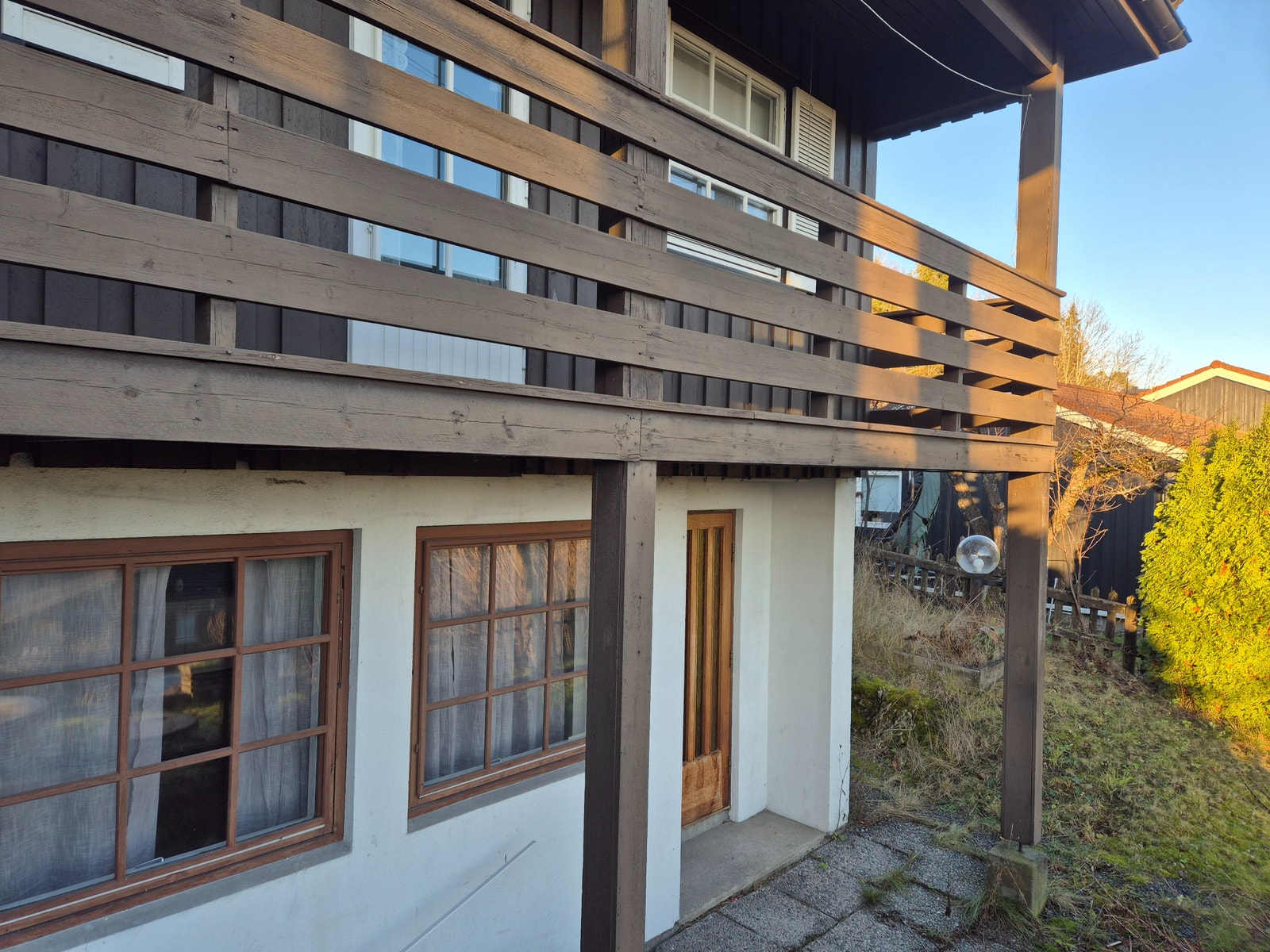 Store vinduer ut mot hage Galleribilde