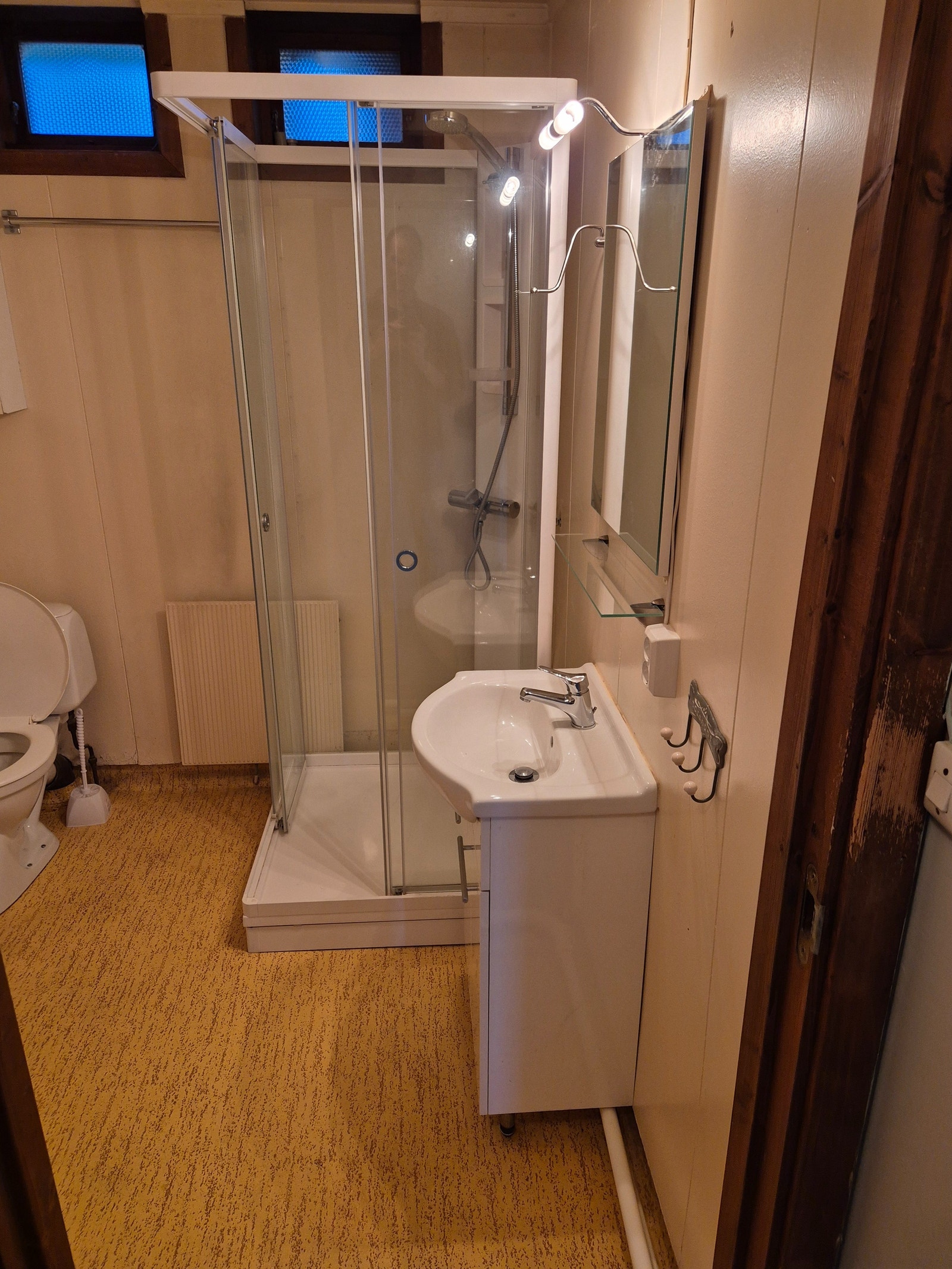 Bad med nytt dusjkabinett Galleribilde