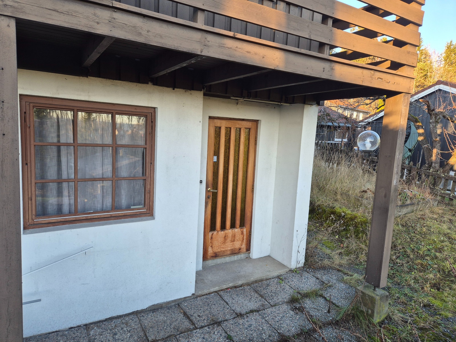 Inngang med egen del av hage som kan benyttes Galleribilde