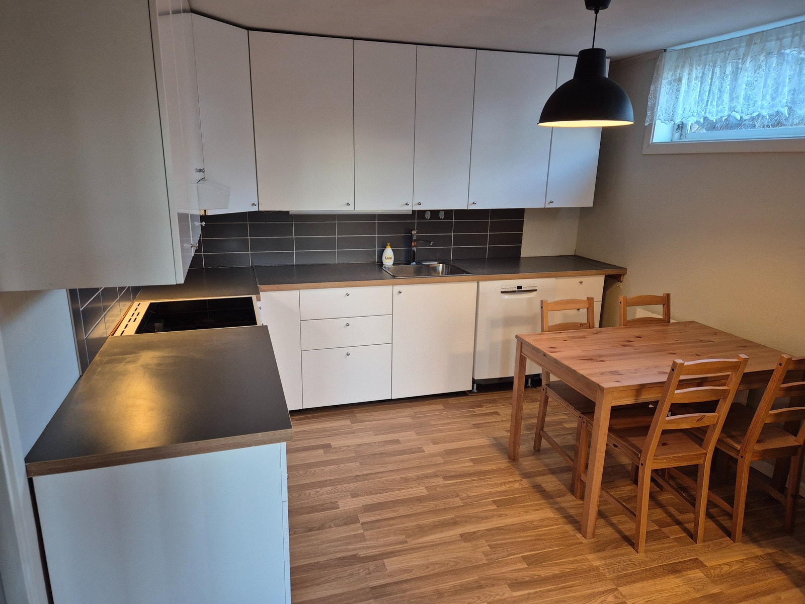 Kjøkken med alle hvitevarer inkludert Galleribilde