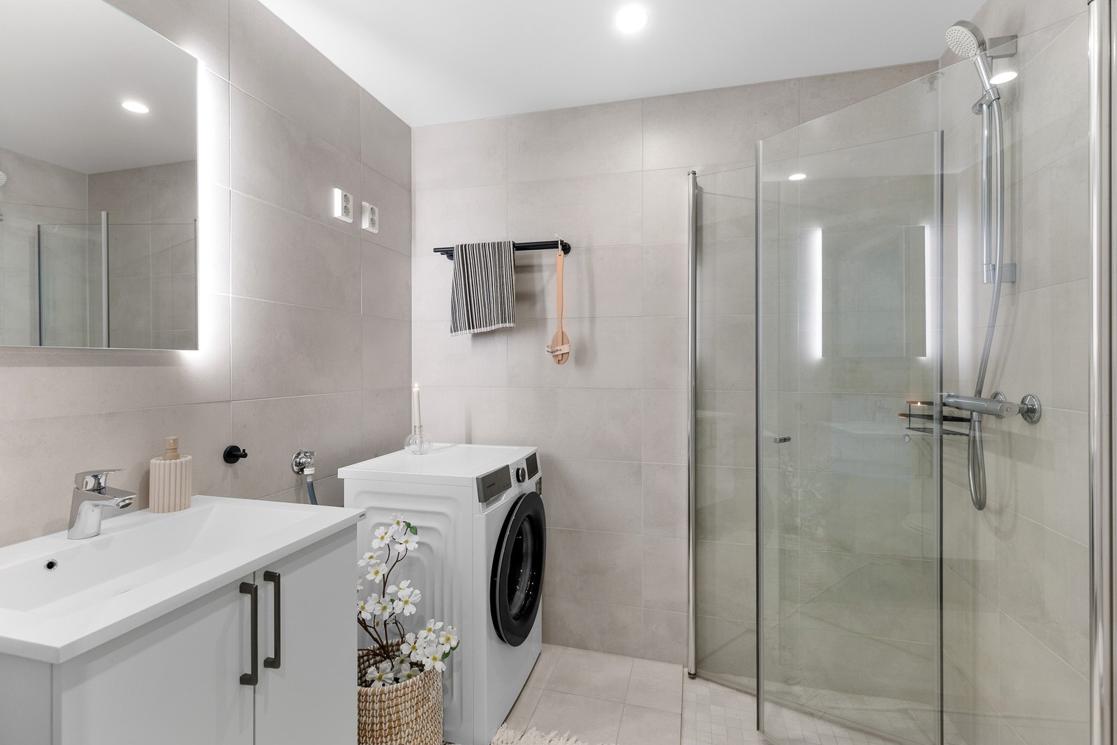 Pent flislagt bad fra byggeår med behagelig gulvvarme. Badet har opplegg til vaskemaskin. Galleribilde