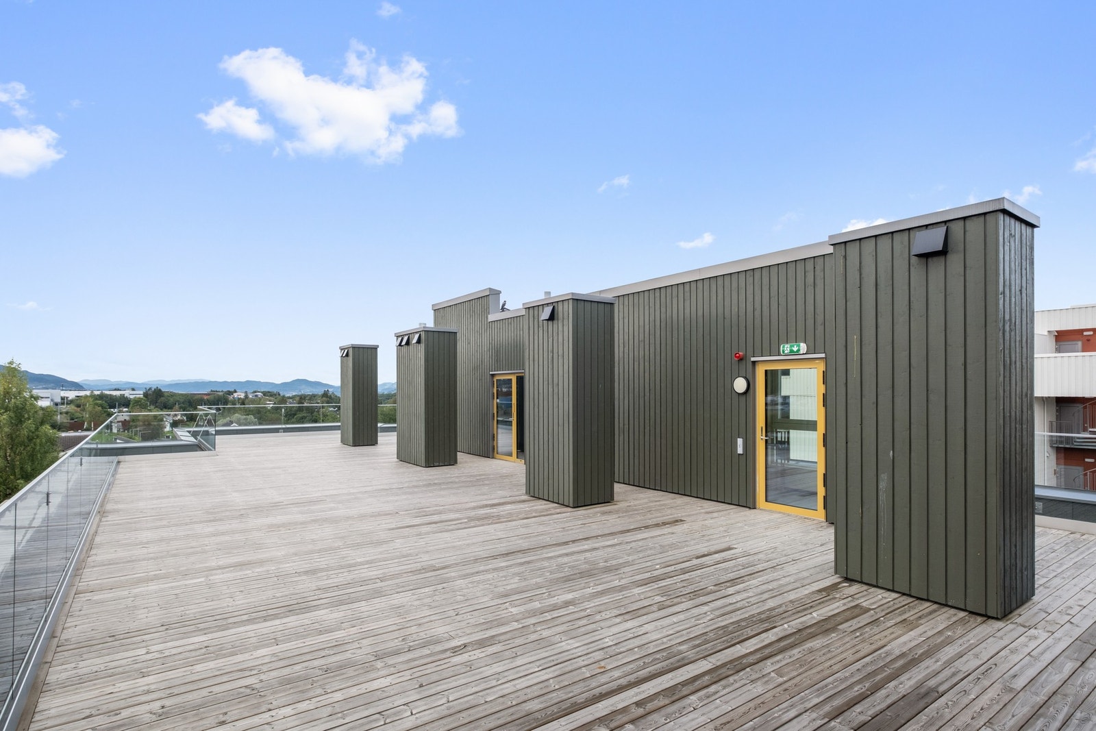 Fra leiligheten er det trinnfri adkomst til en herlig takterrasse med ypperlige solforhold. Galleribilde