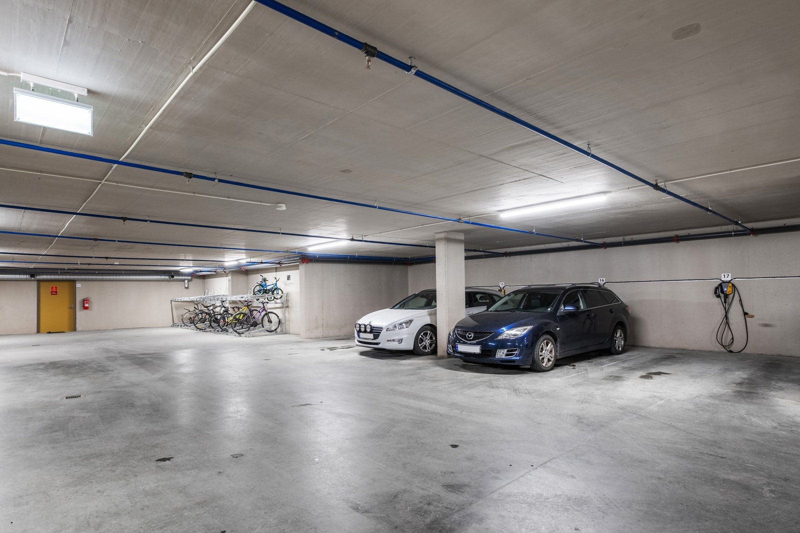 Mulighet for å kjøpe fast parkeringsplass i parkeringskjelleren. Konferer megler. Galleribilde