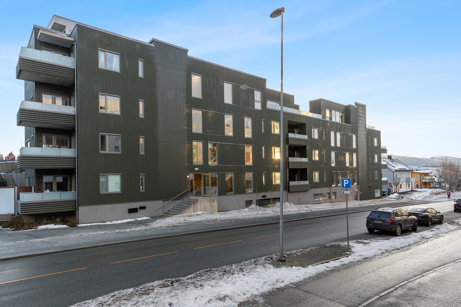 Fra leiligheten har du umiddelbar tilgang til "alt" av servicefasiliteter og bussforbindelser. Galleribilde