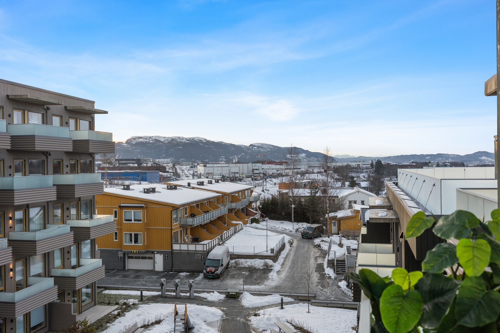 Det er også mulighet for å kjøpe en egen parkeringsplass i kjeller. Kontakt megler ved spørsmål. Galleribilde